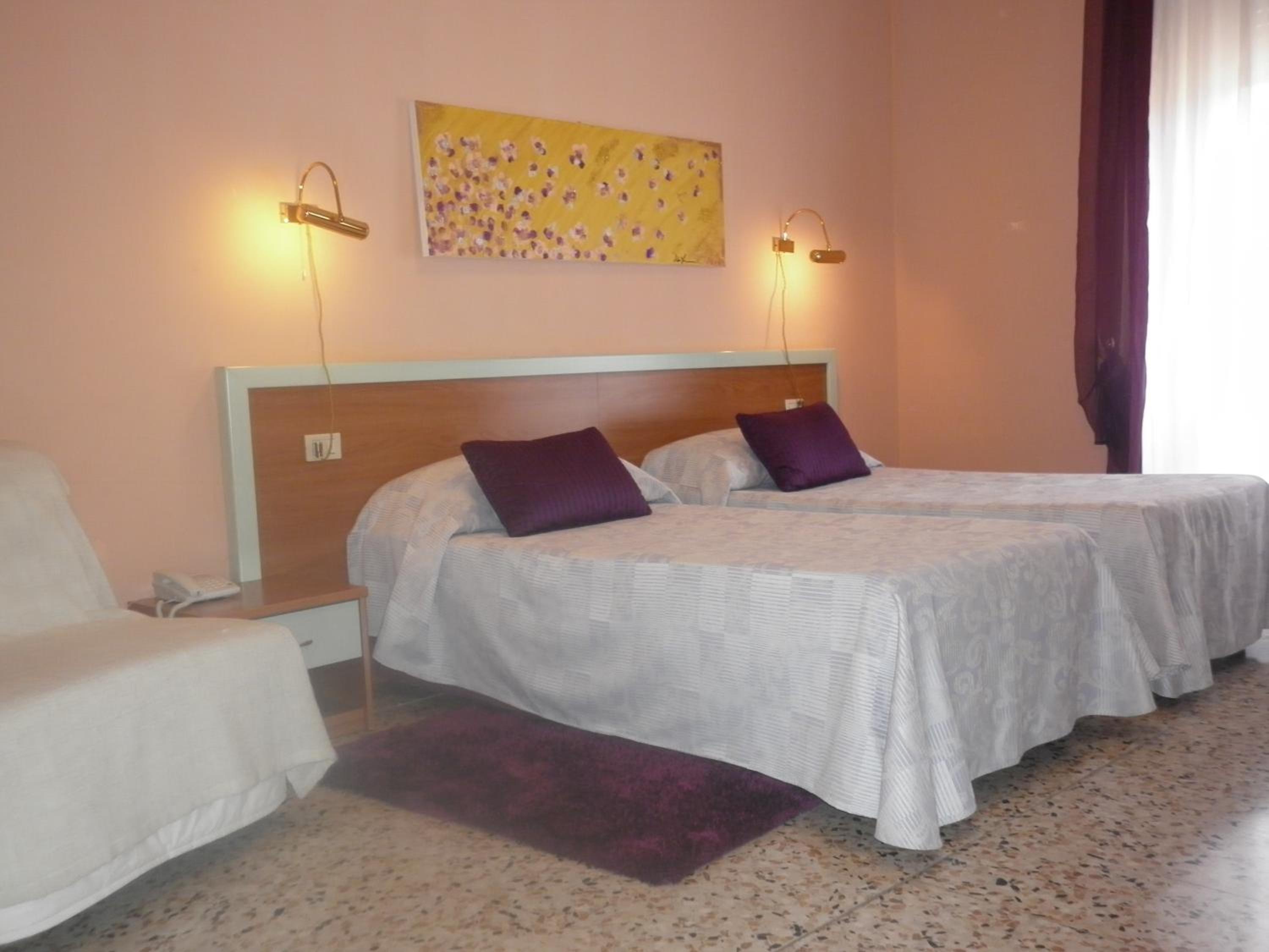 Twin Room - Photo 7