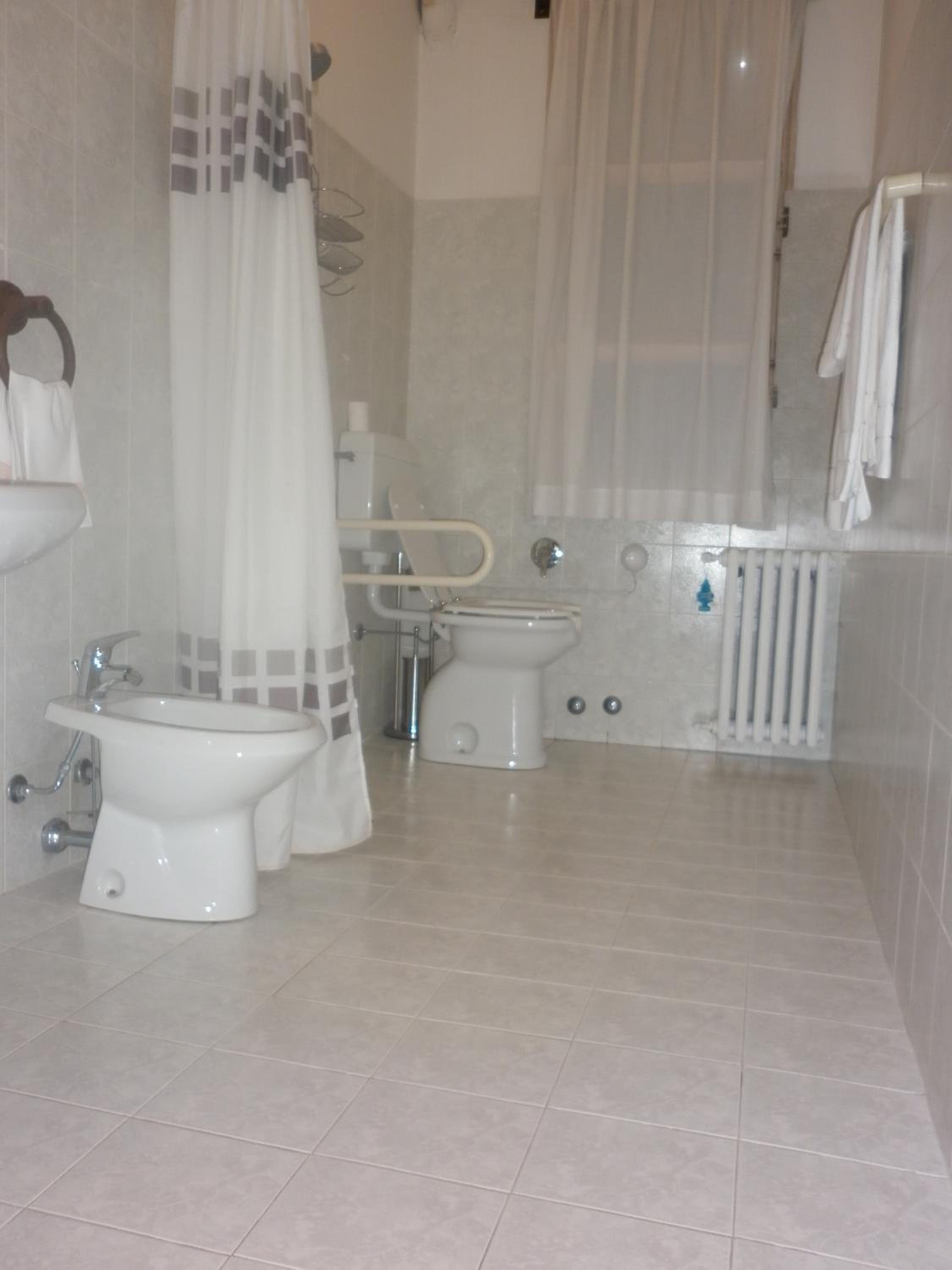 Twin Room - Photo 8