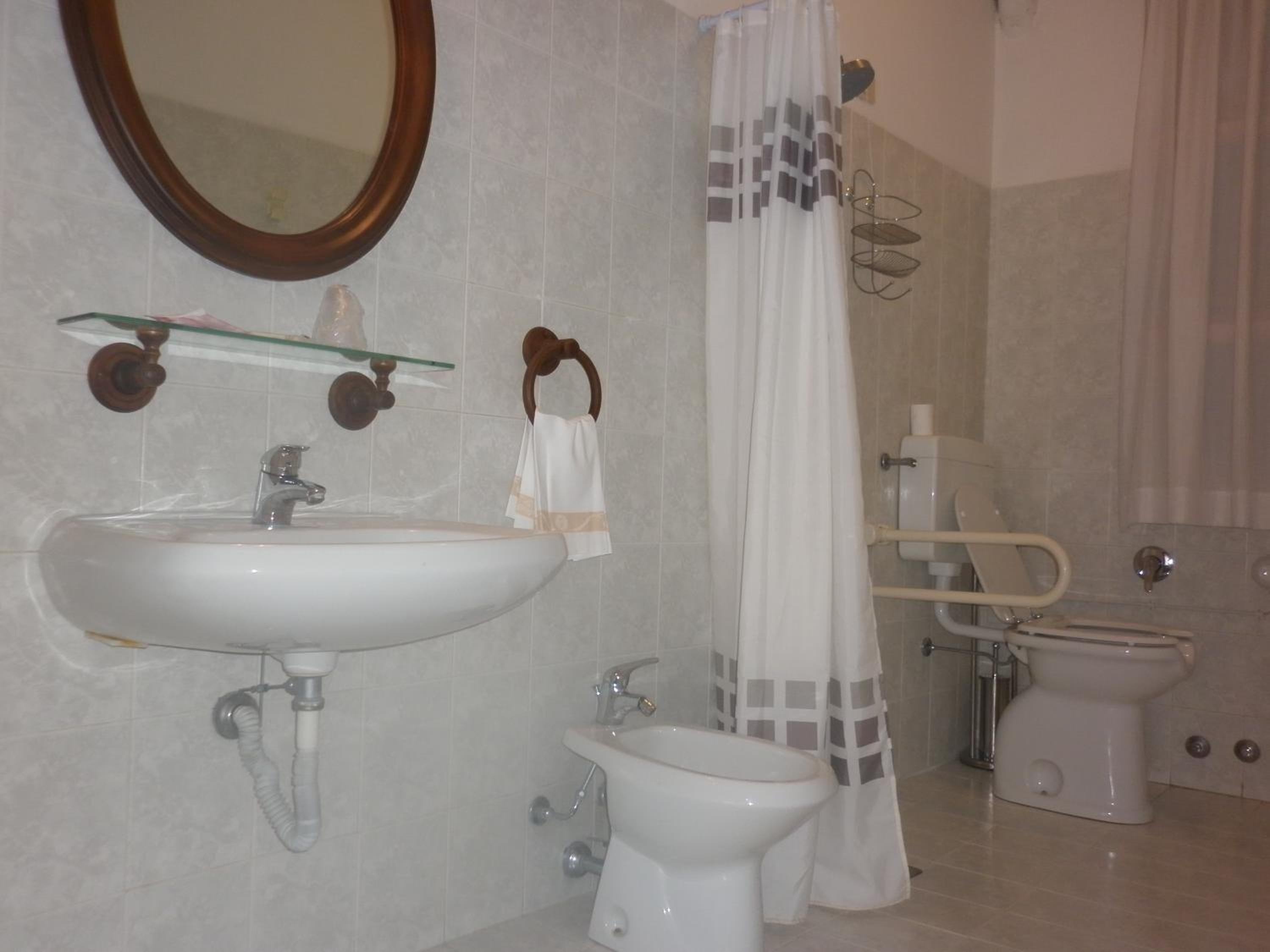 Double or Twin Room - Photo 10