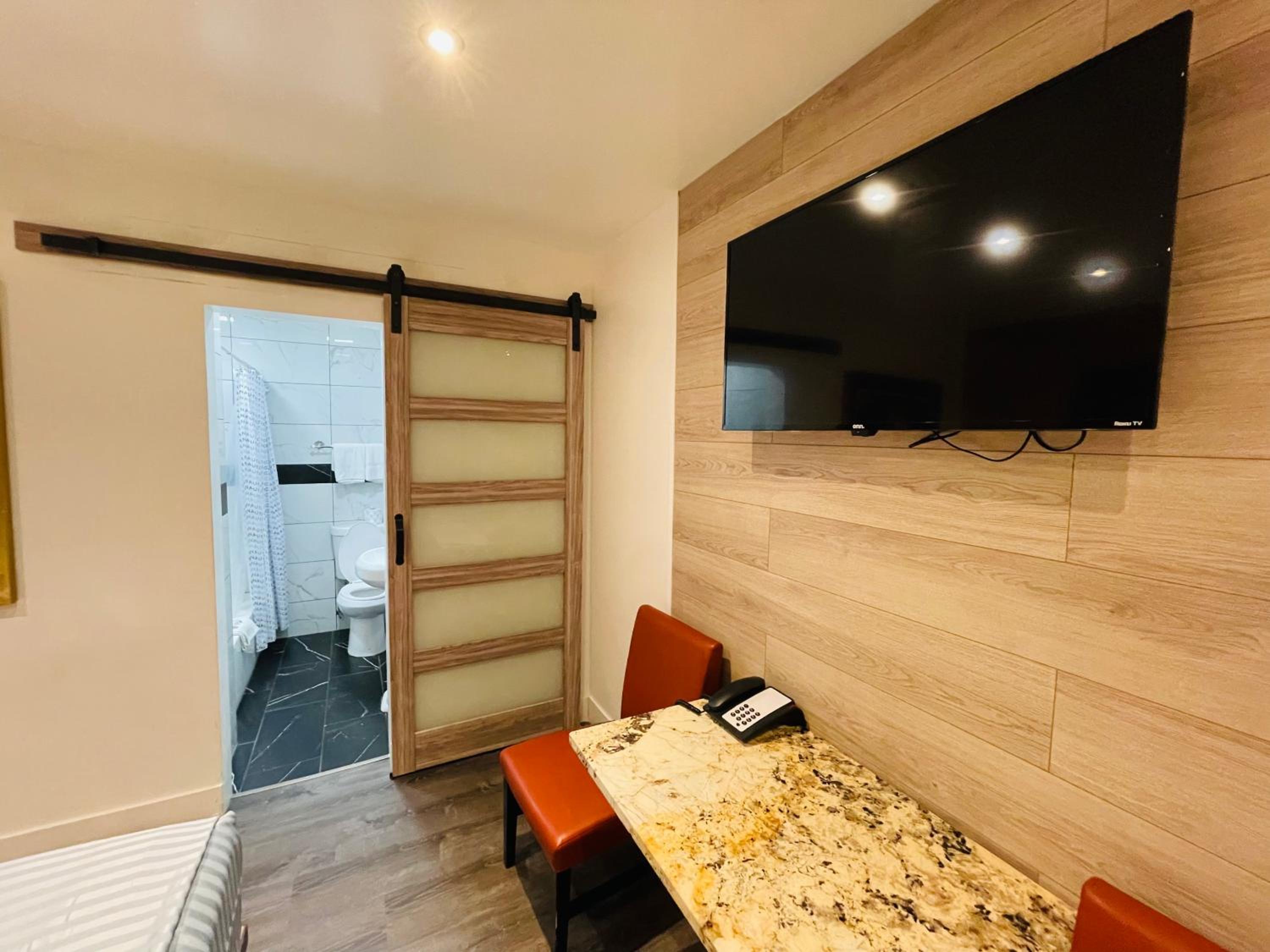 King Suite - Photo 2