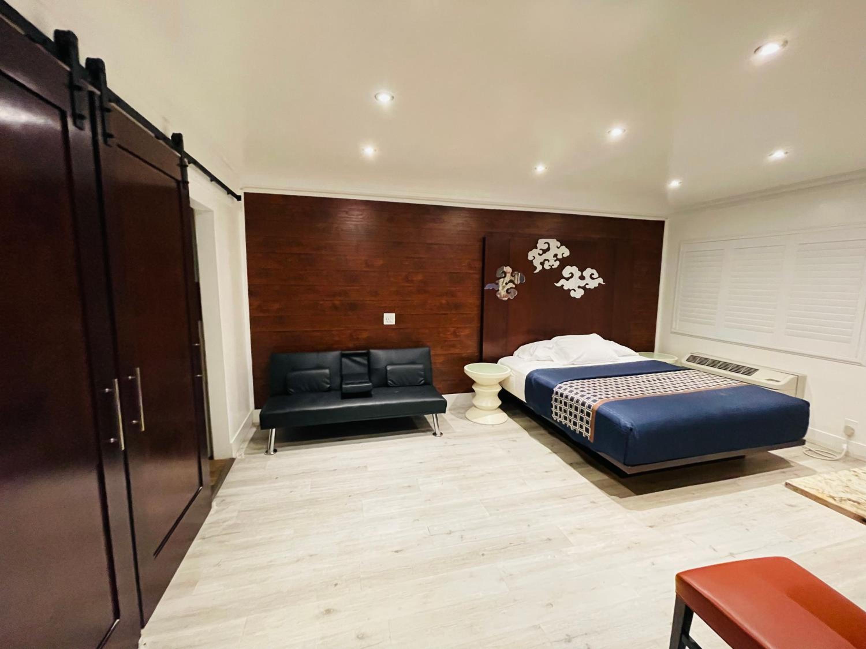 King Suite - Photo 19