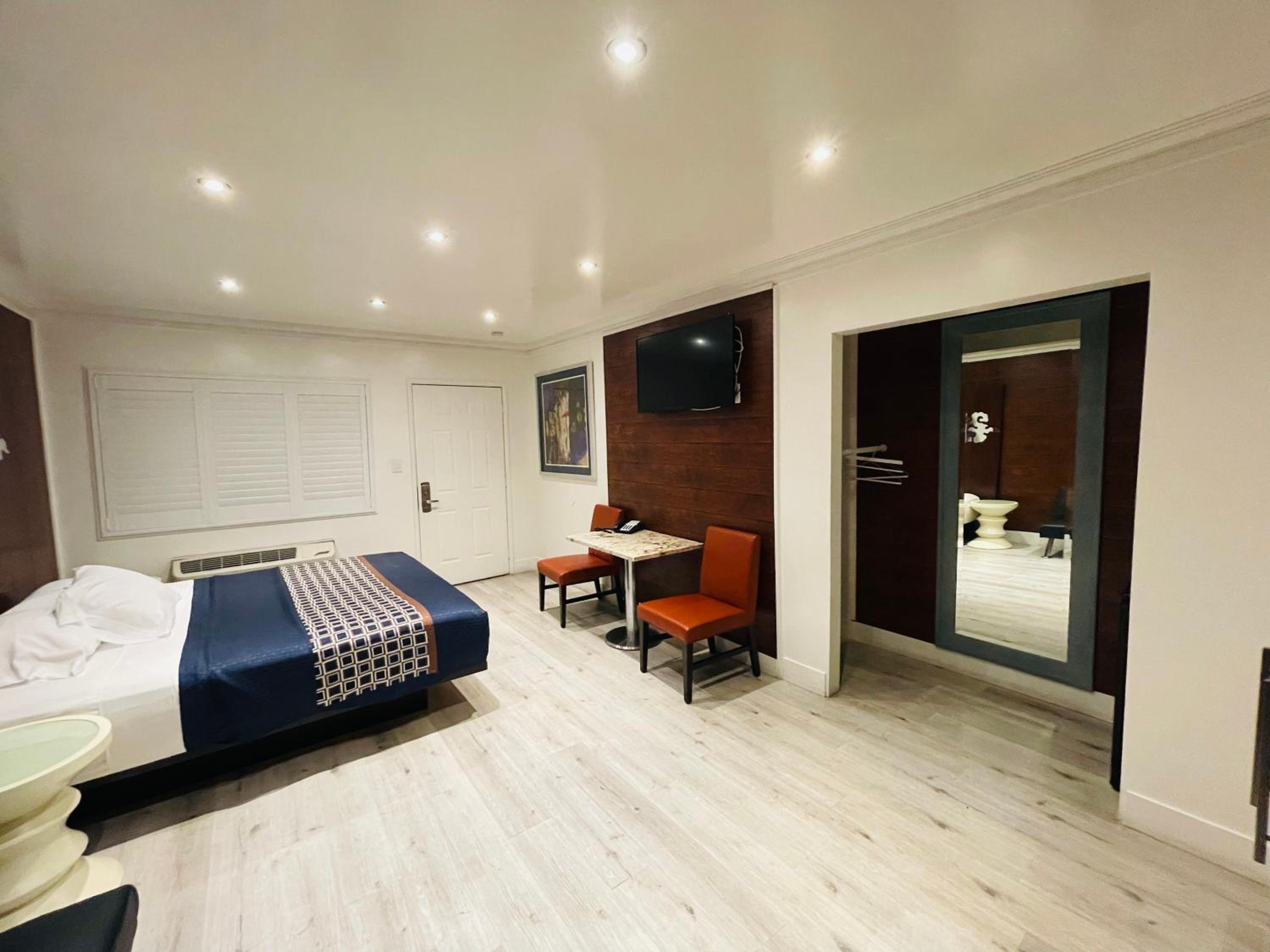 King Suite - Photo 16