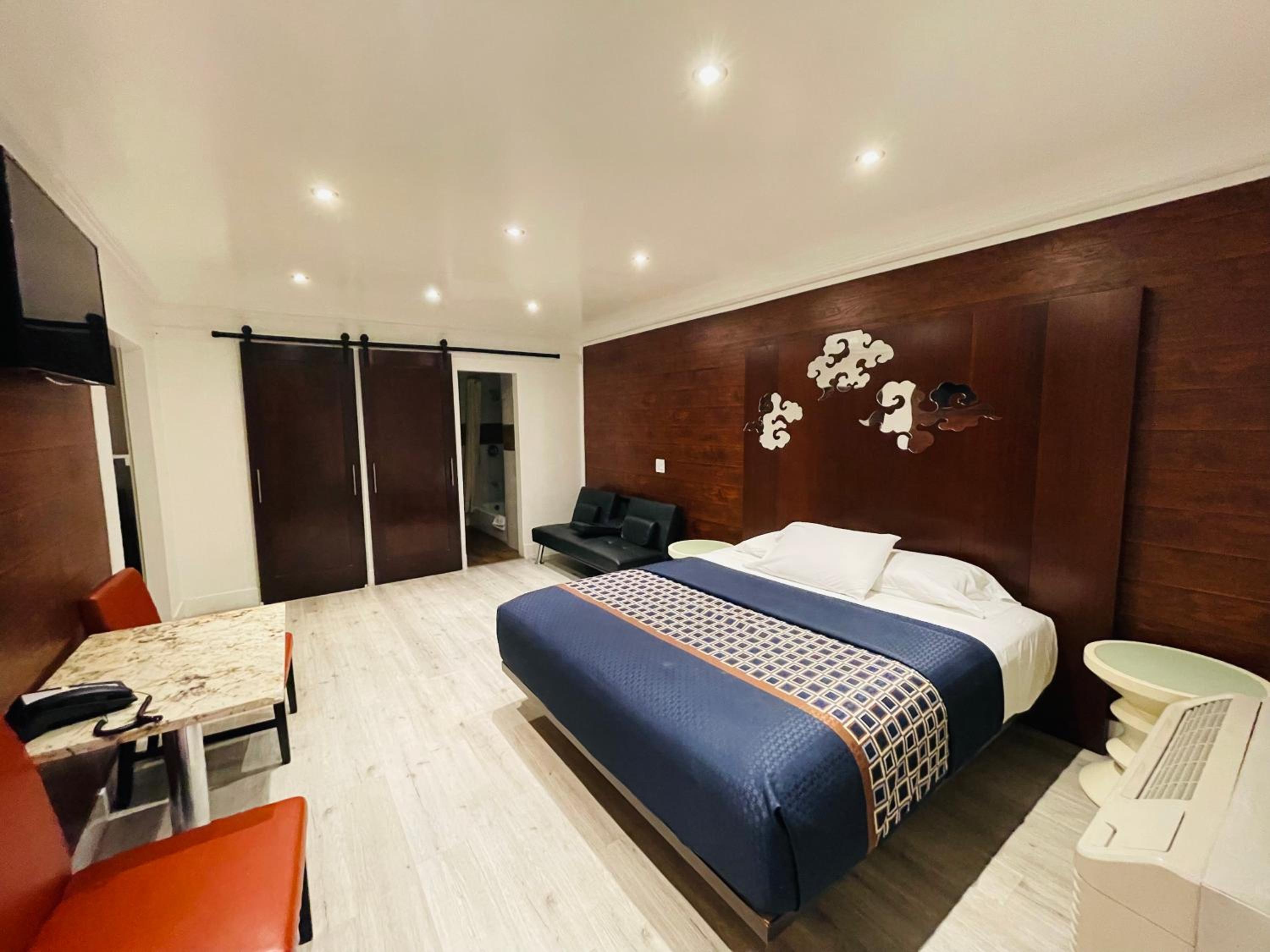 King Suite - Photo 18