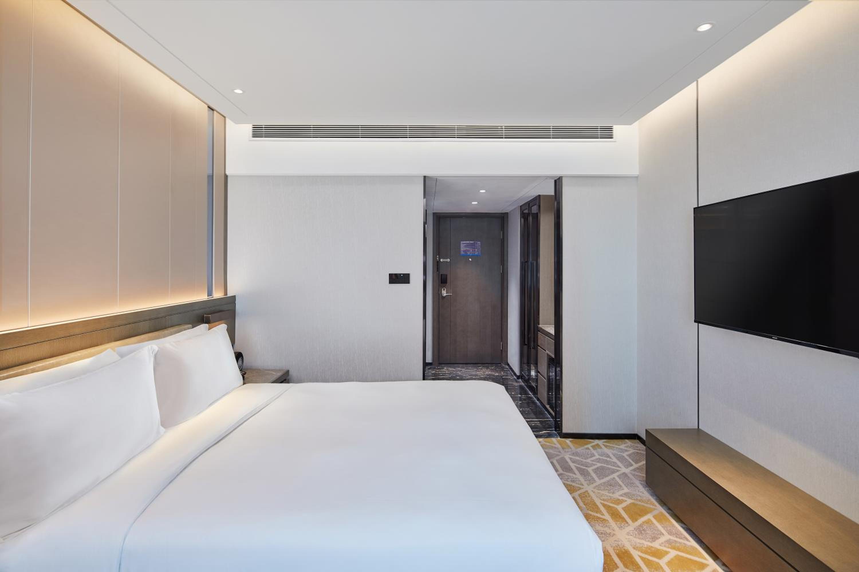 Executive Room(Only 'Four Seasons' and 'Cafe 25' offer 30% discount) photo 3