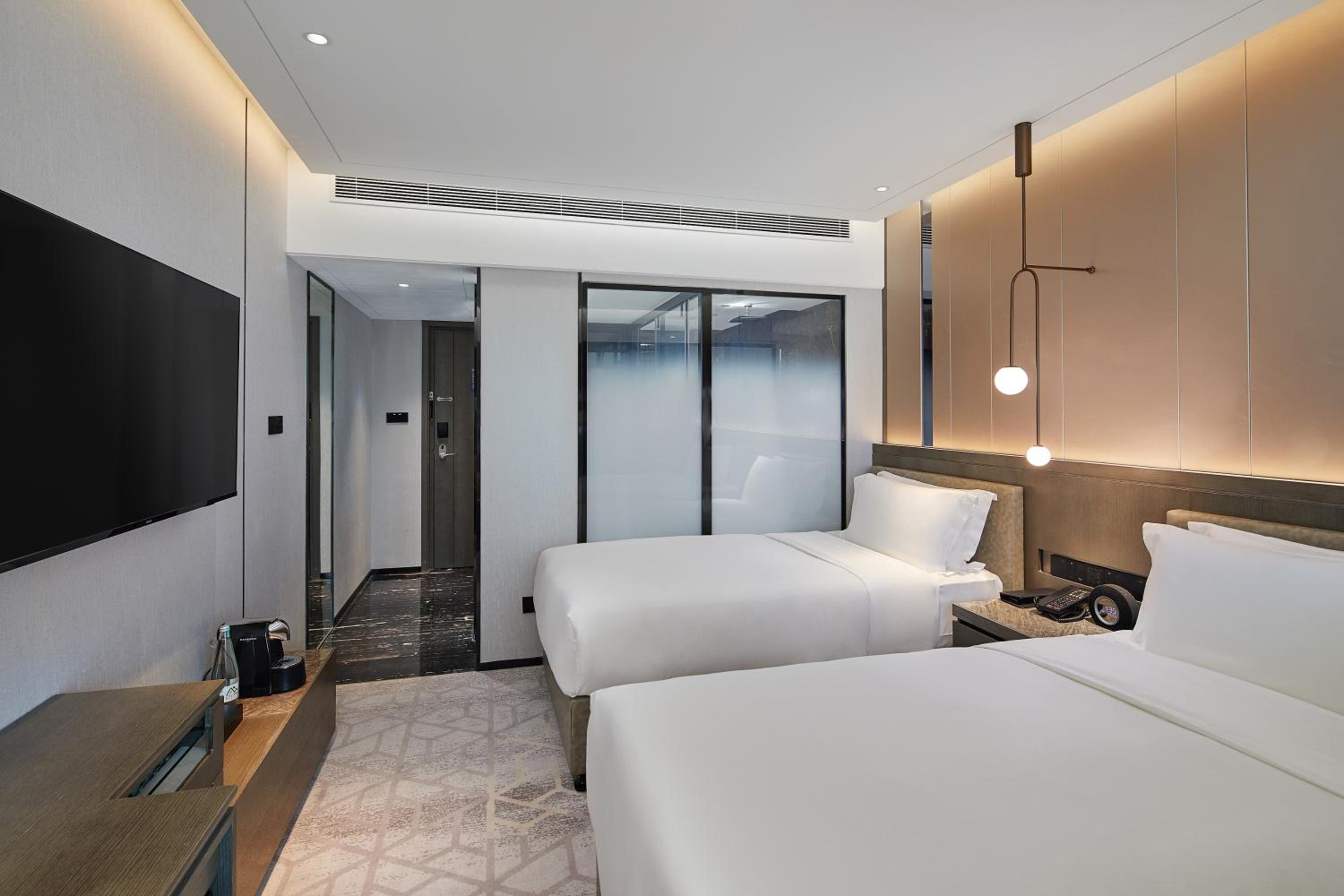 Executive Room(Only 'Four Seasons' and 'Cafe 25' offer 30% discount) photo 1