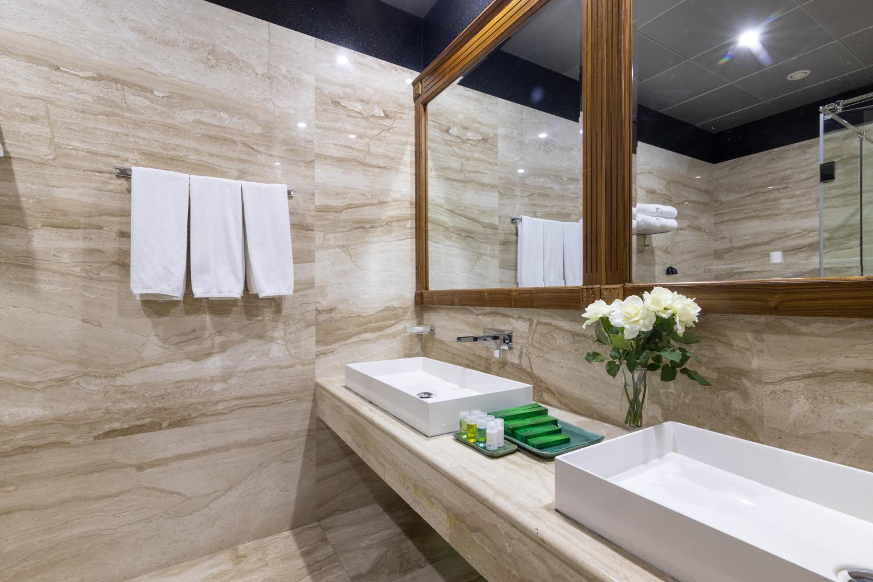 Junior Suite with Spa Bath 10% discount on wellness spa and Araliya Fashion and wood carving. photo 2