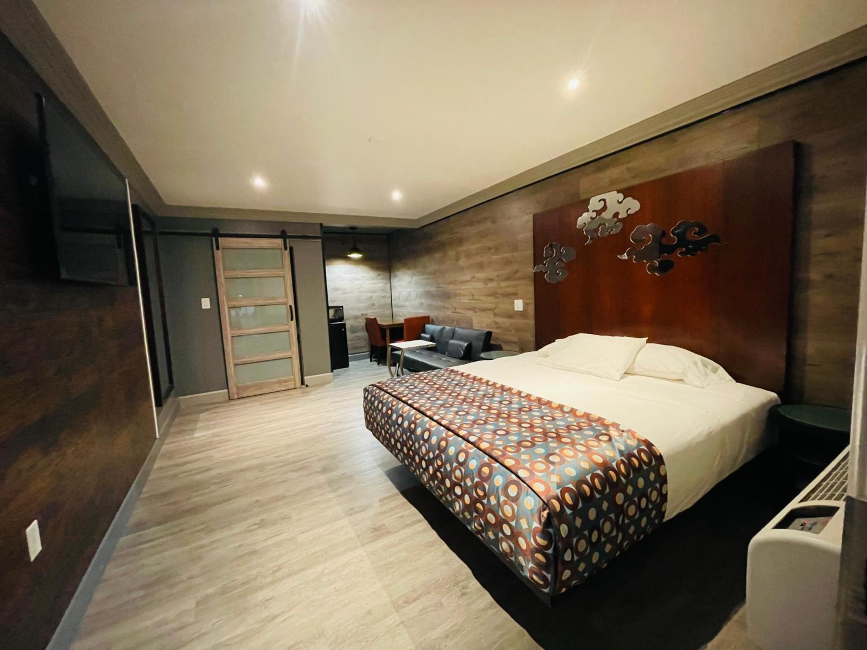 King Suite - Photo 15