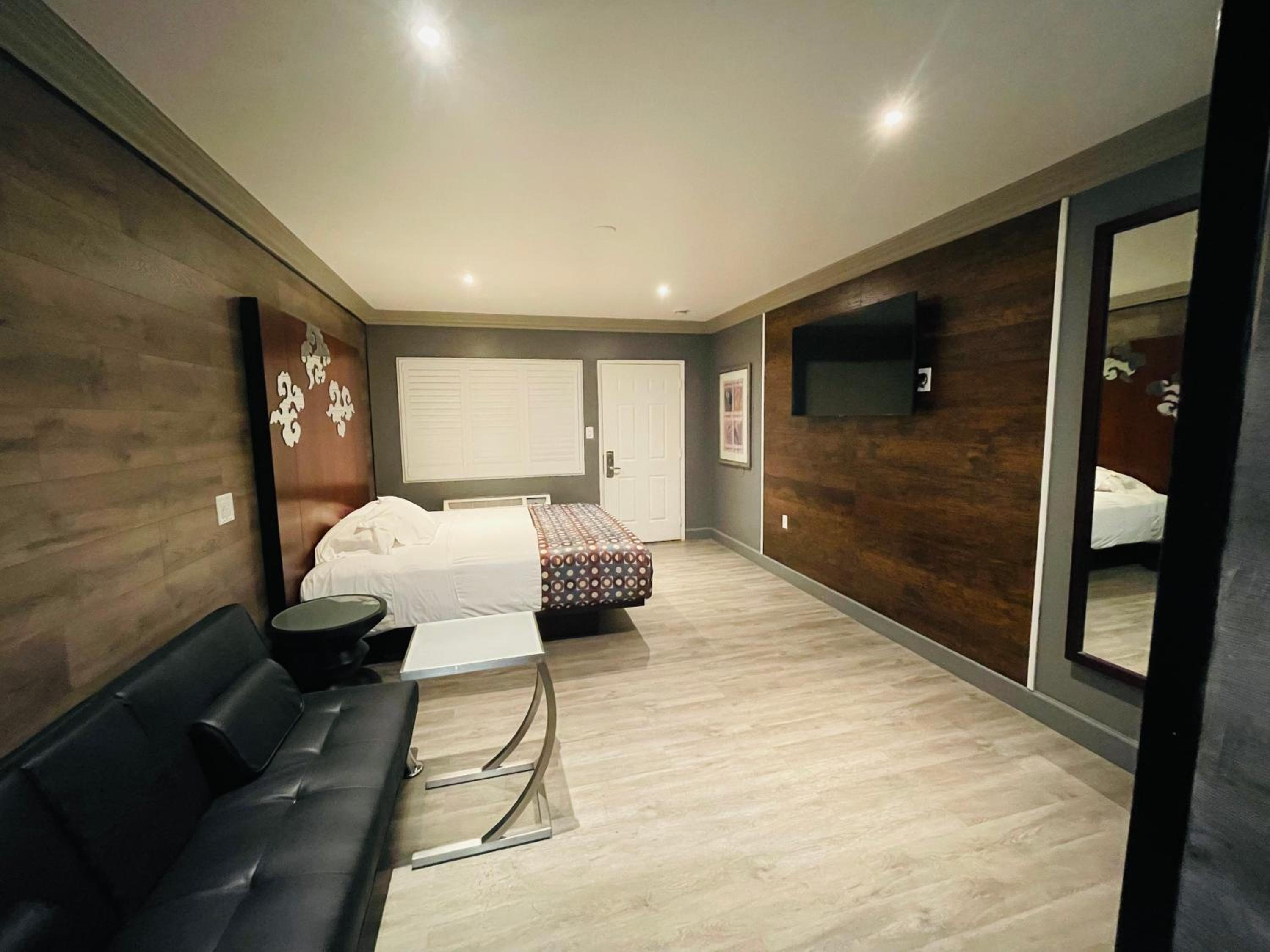 King Suite - Photo 13