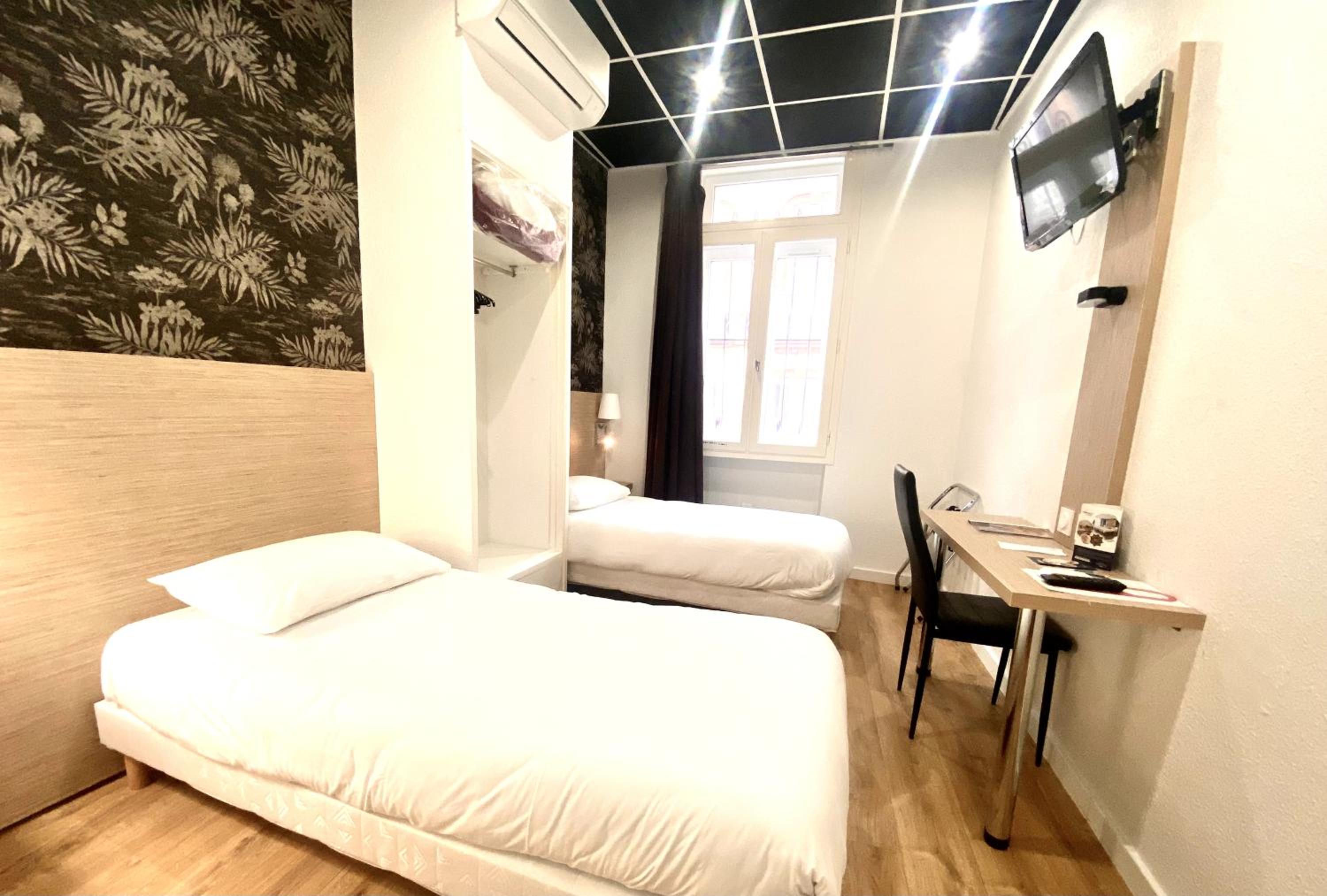 Twin Room - Photo 2