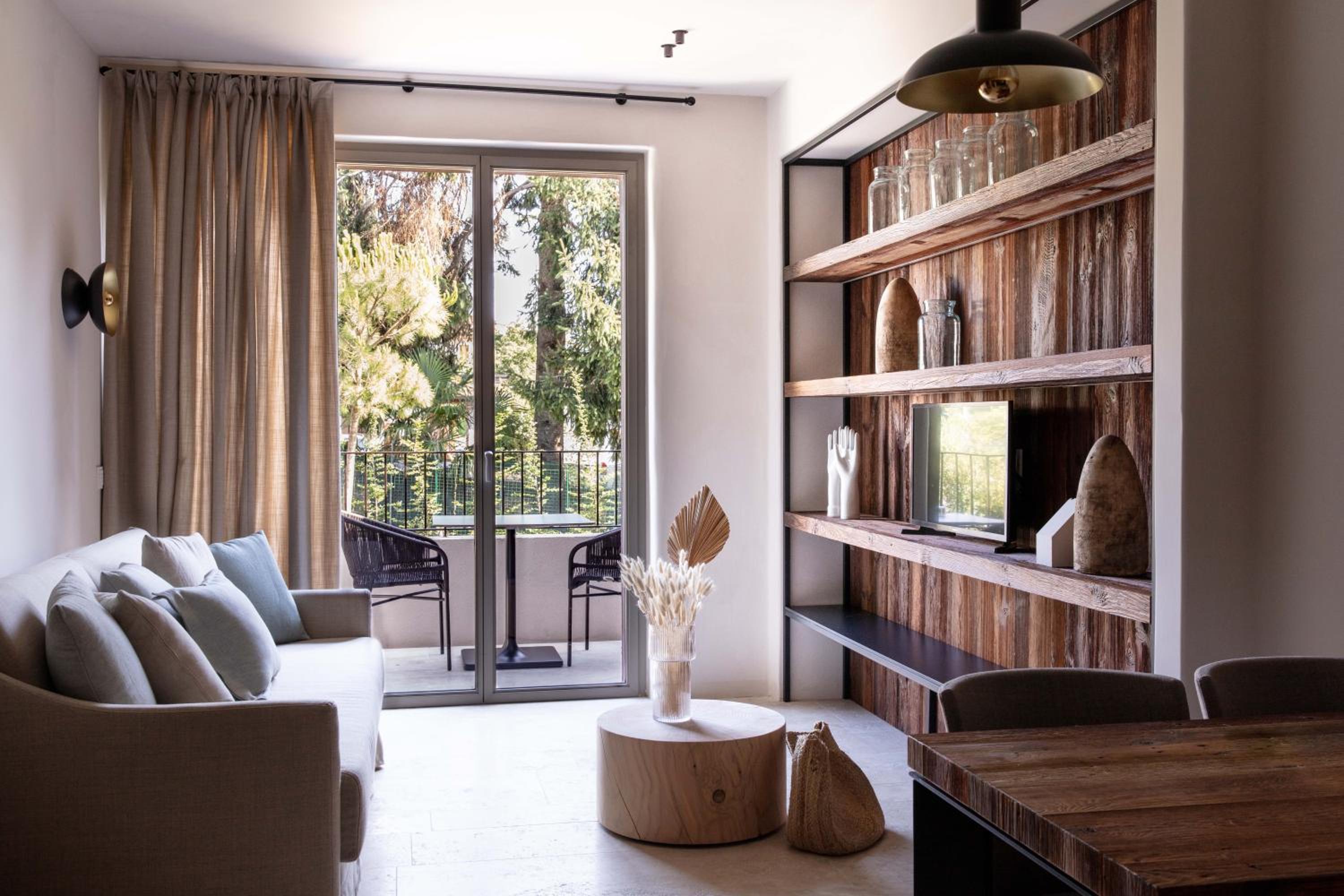 Apartment with Lake View