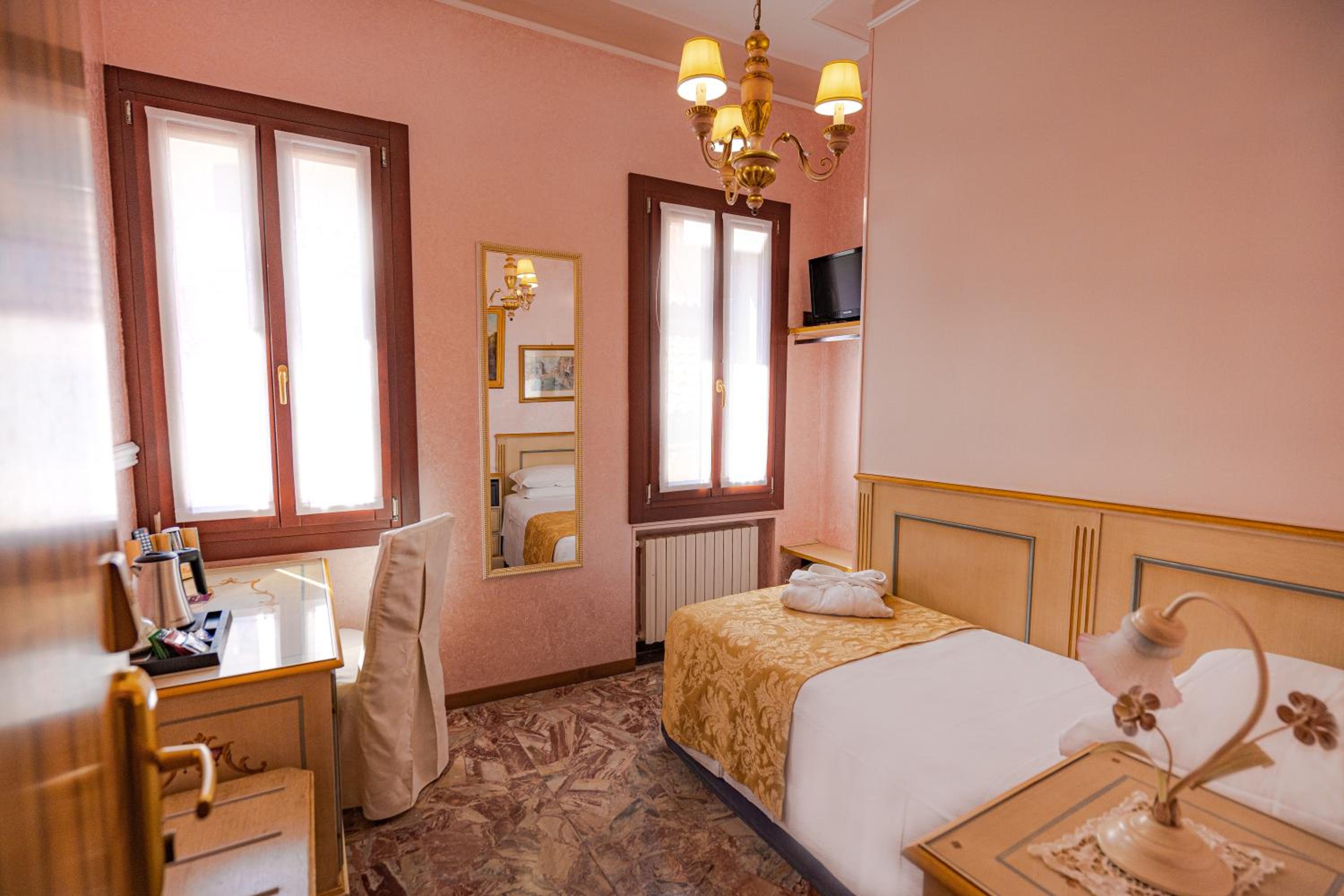 Standard Single Room with Private External Bathroom photo 2