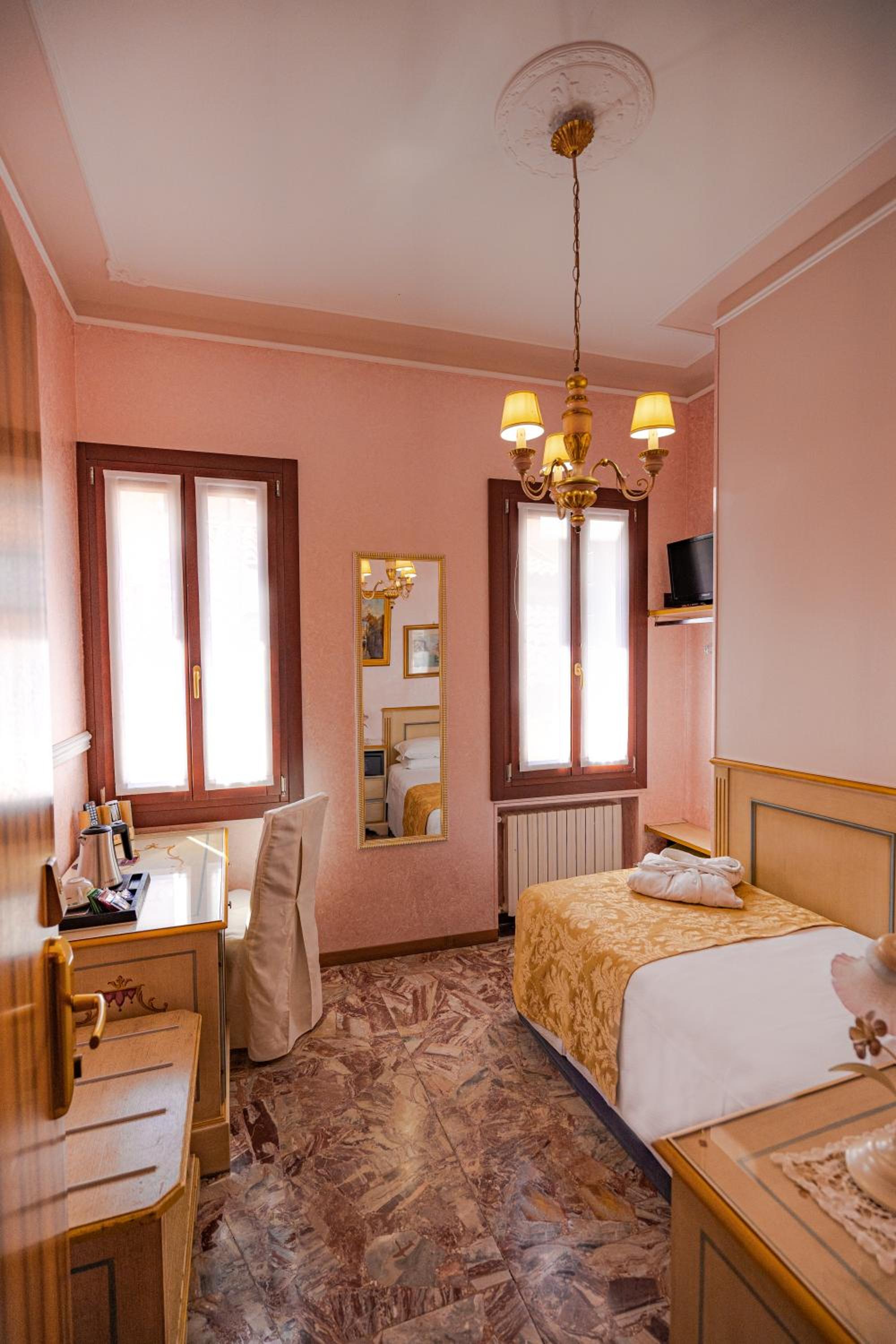 Standard Single Room with Private External Bathroom photo 1