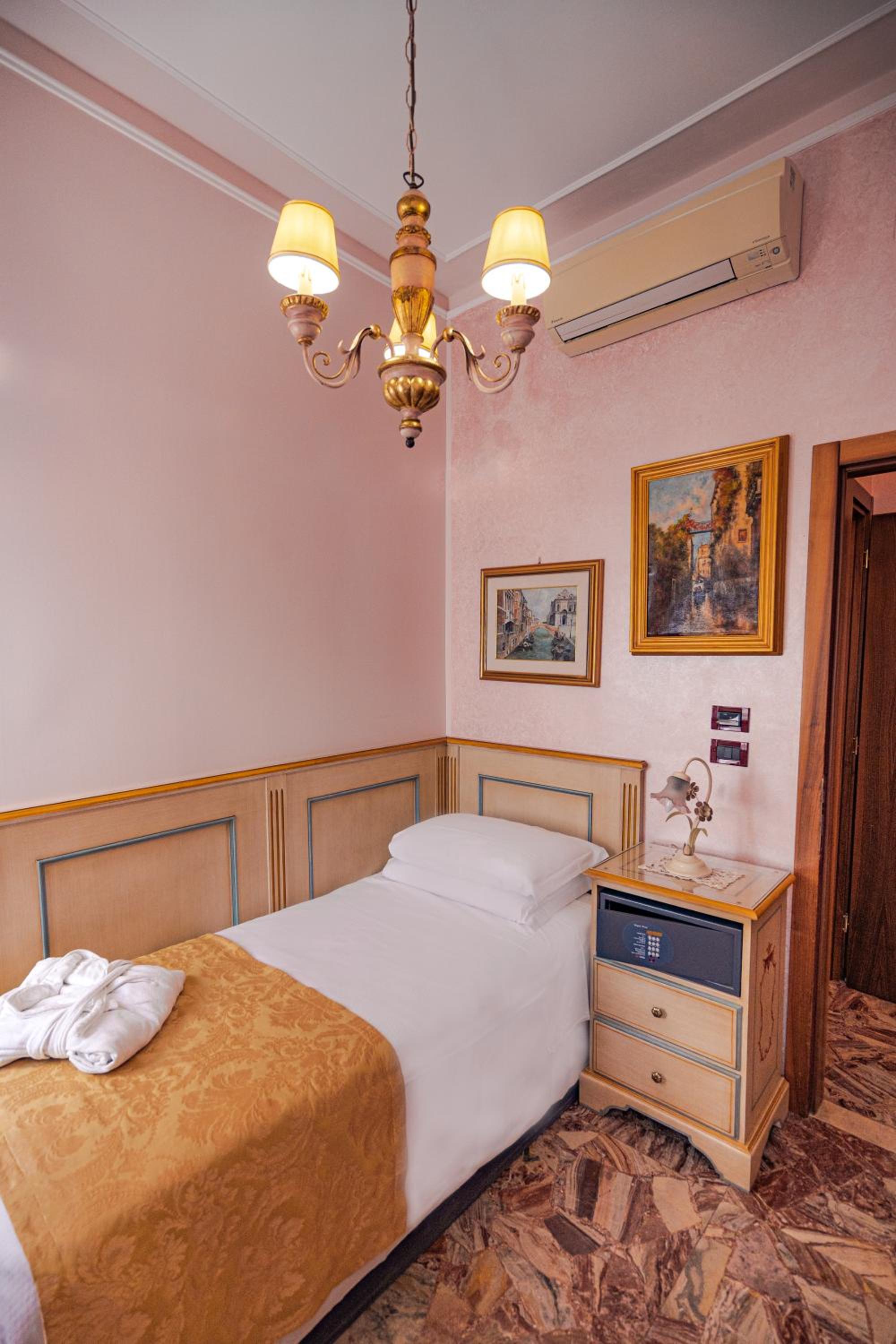 Standard Single Room with Private External Bathroom photo 3