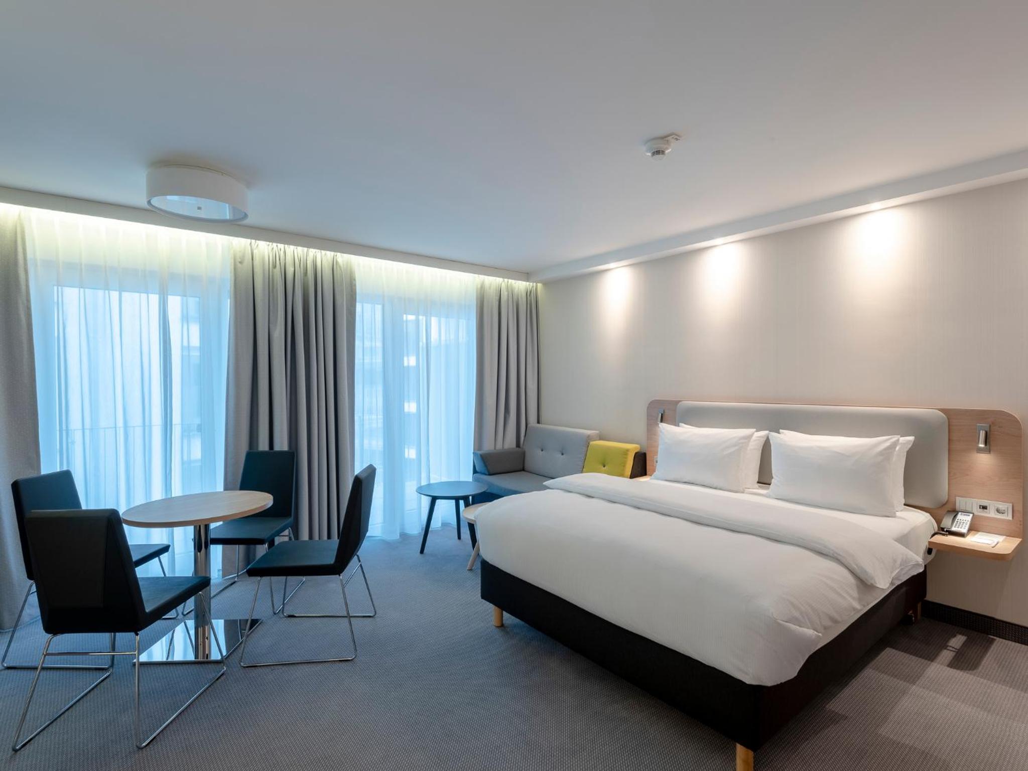 Queen Suite with Balcony - Photo 9
