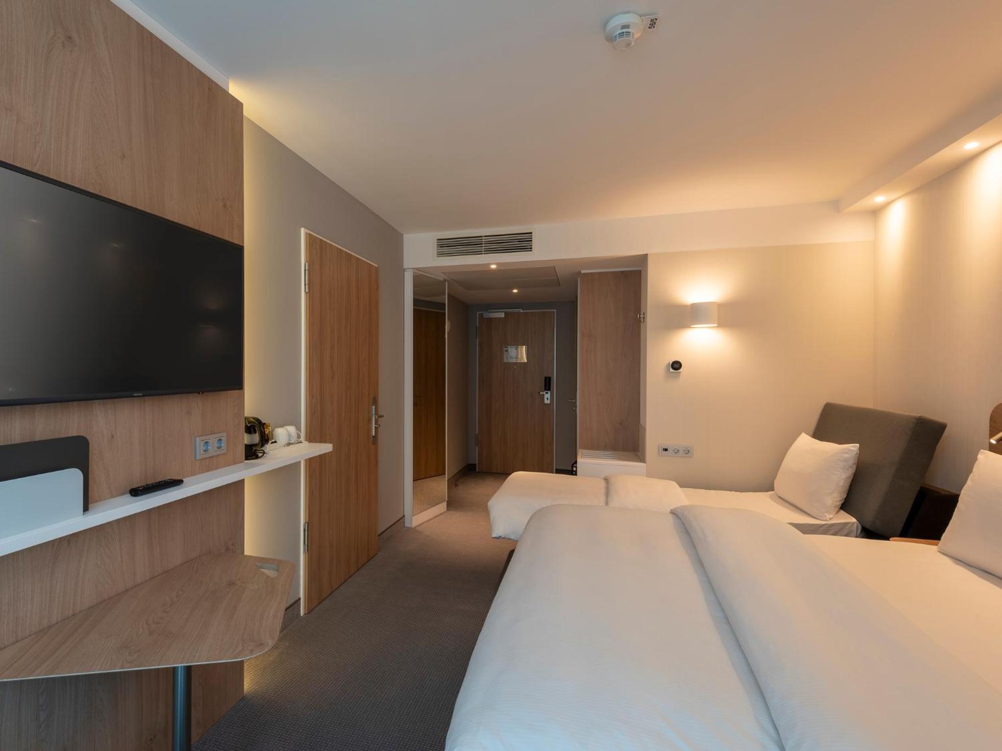 Standard Queen Room with Sofa Bed - Non-Smoking - Photo 9