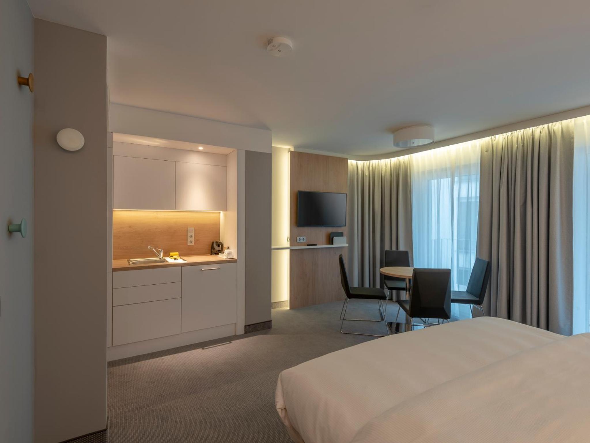 Queen Suite with Balcony - Photo 10