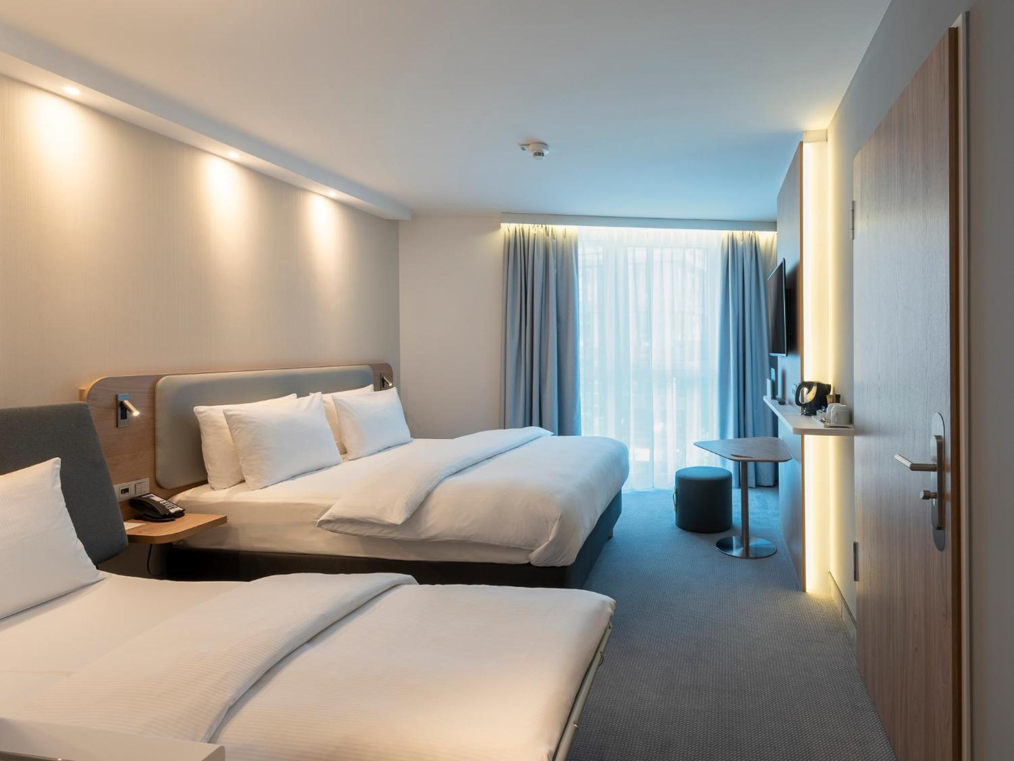 Standard Queen Room with Sofa Bed - Non-Smoking - Photo 2