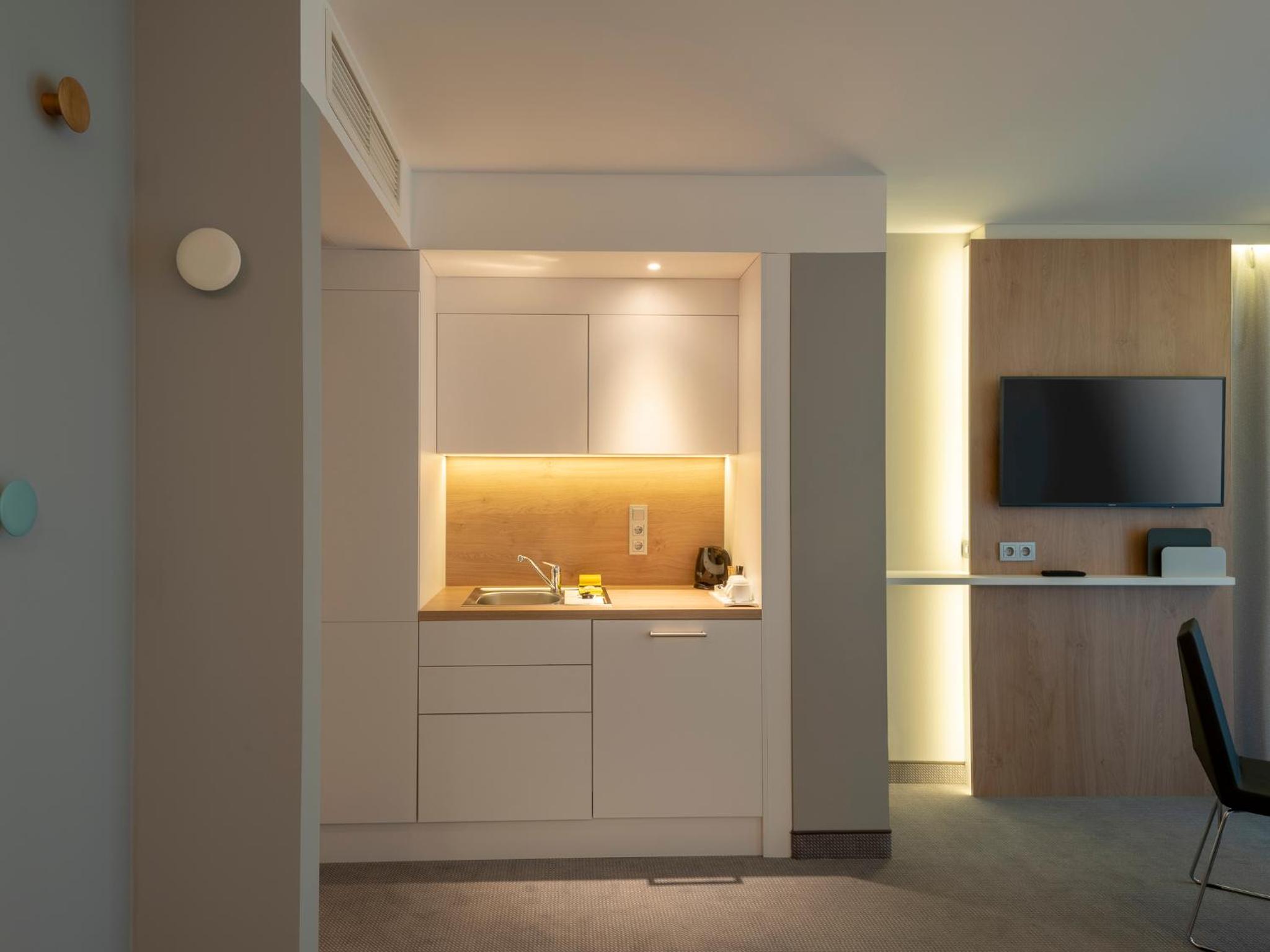 Queen Suite with Balcony - Photo 6