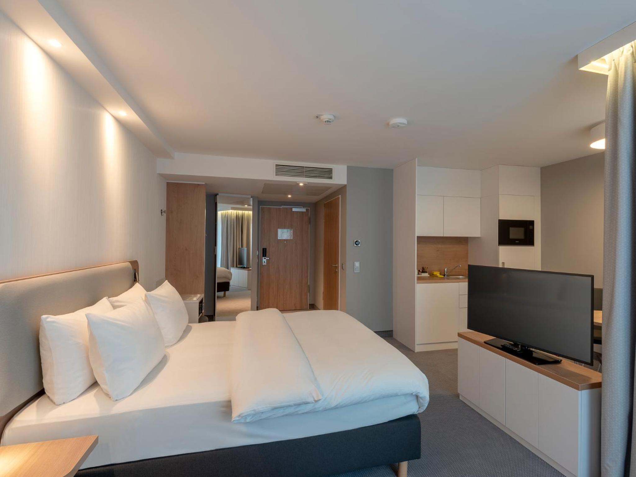 Queen Suite with Balcony - Photo 12