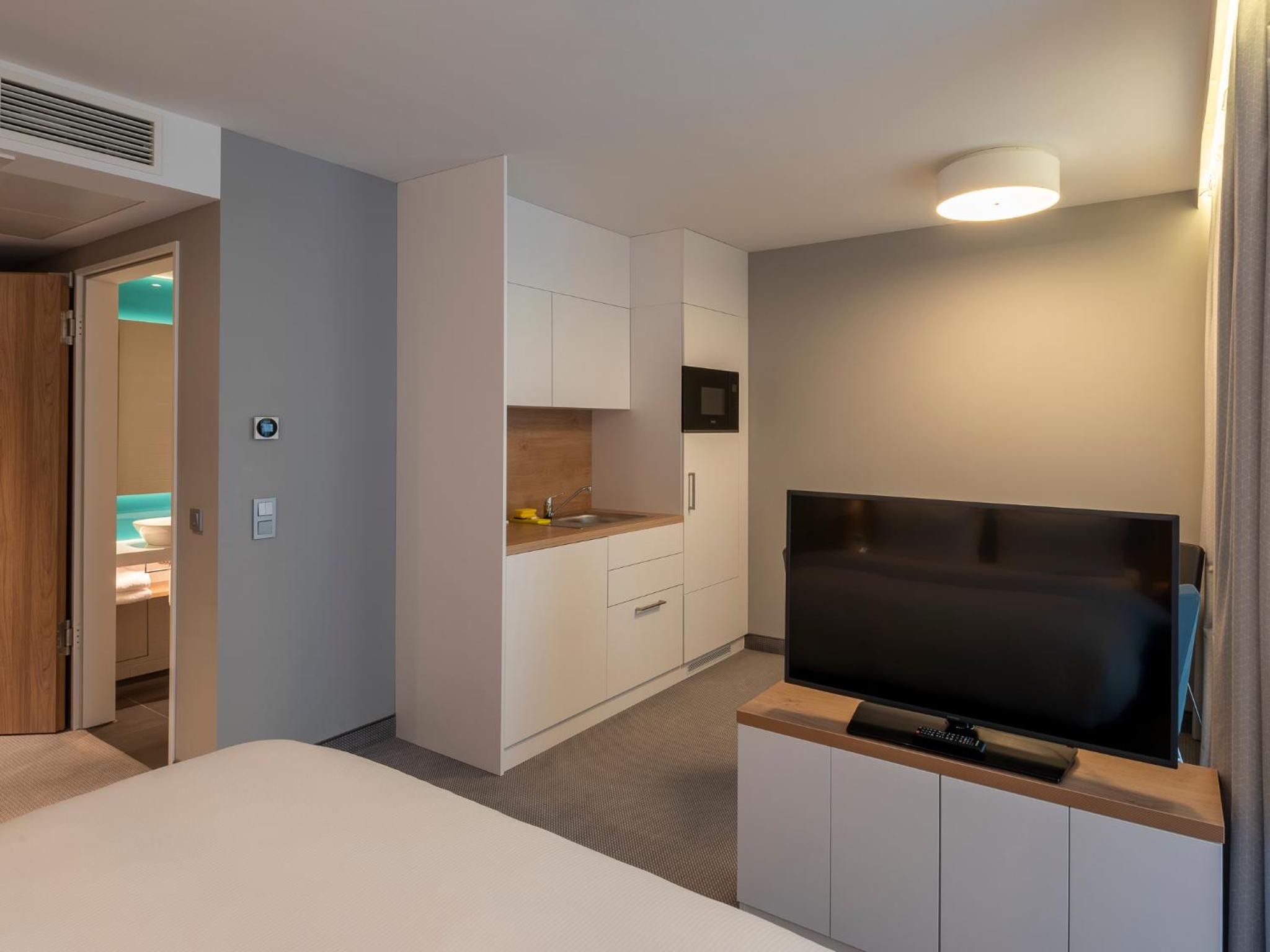 Queen Suite with Balcony - Photo 7