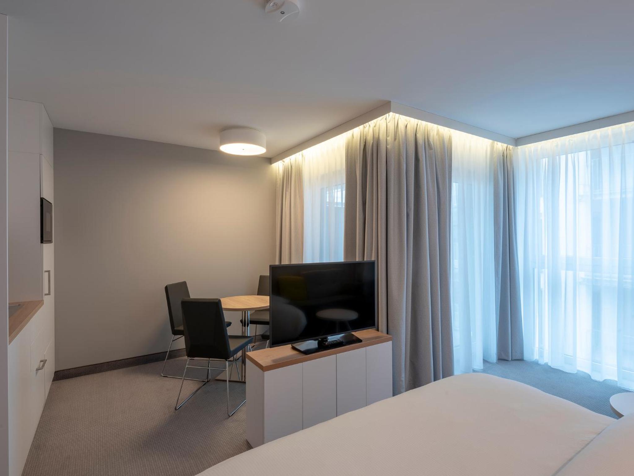Queen Suite with Balcony - Photo 5