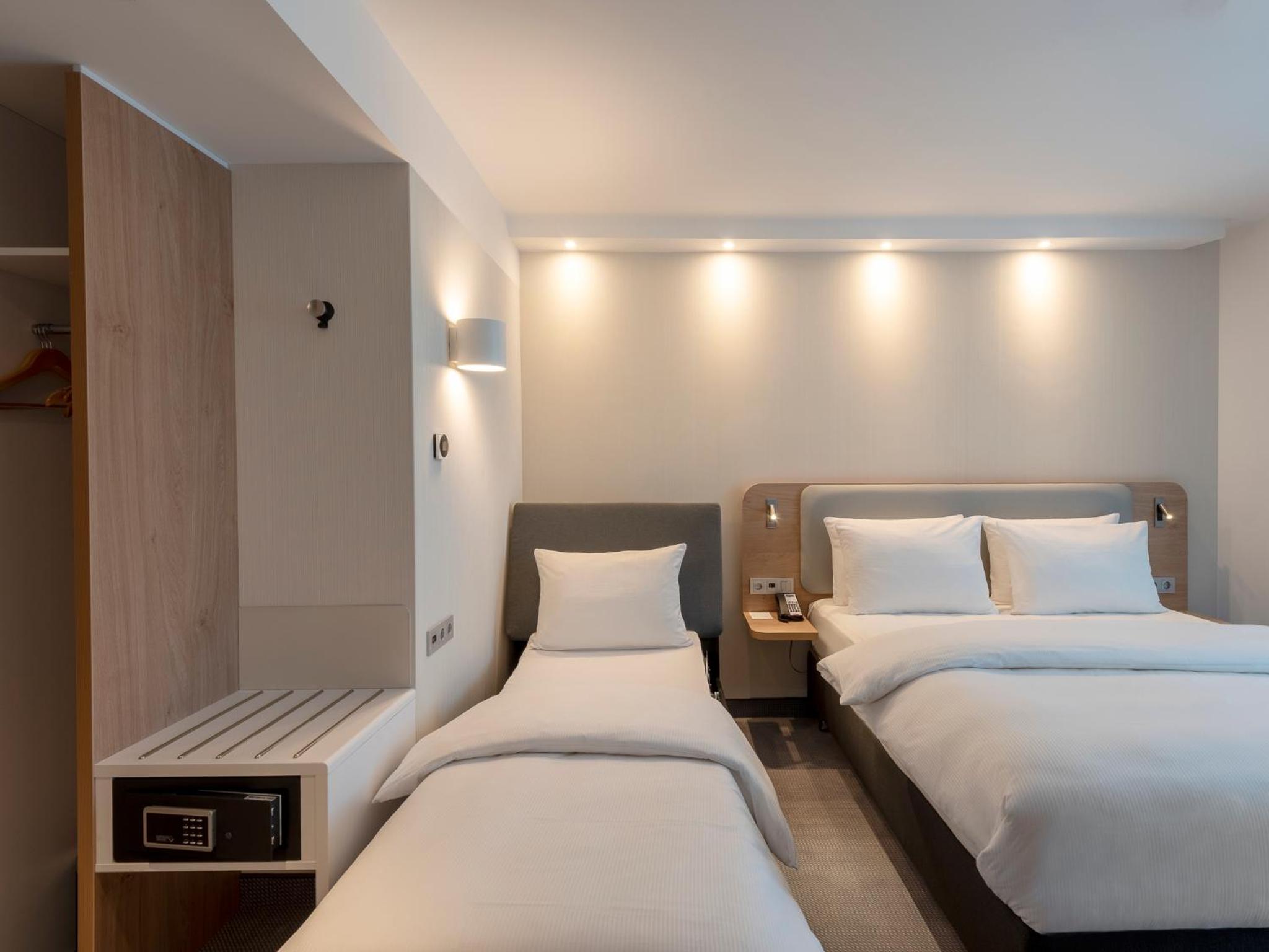 Standard Queen Room with Sofa Bed - Non-Smoking - Photo 7