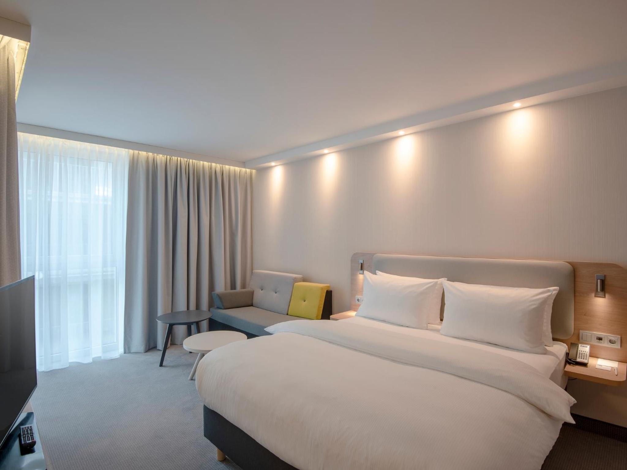 Queen Suite with Balcony - Photo 8