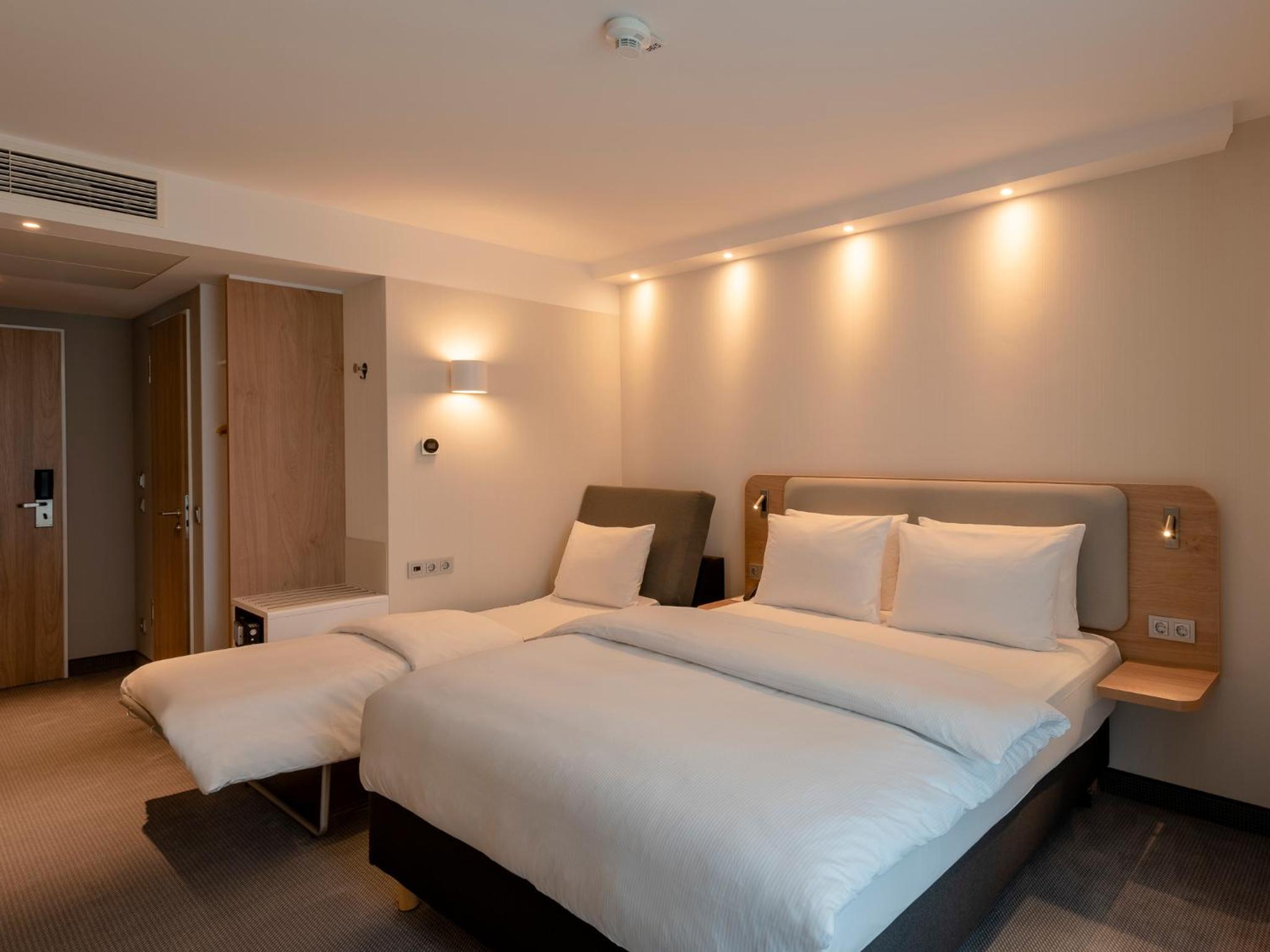 Standard Queen Room with Sofa Bed - Non-Smoking - Photo 5