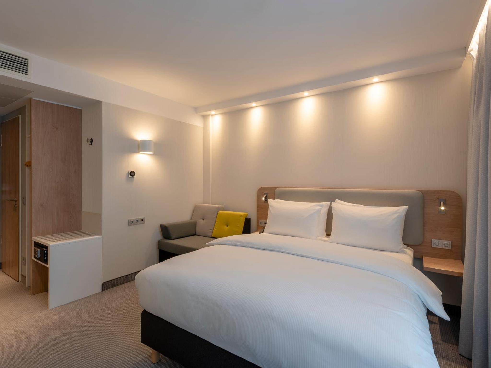 Standard Queen Room with Sofa Bed - Non-Smoking - Photo 3