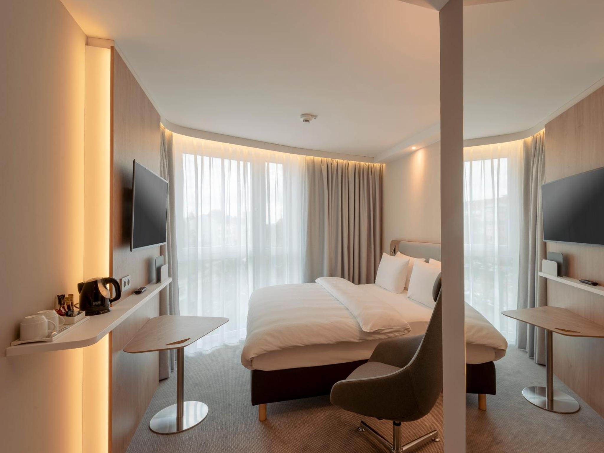 Standard Queen Room - Photo 8