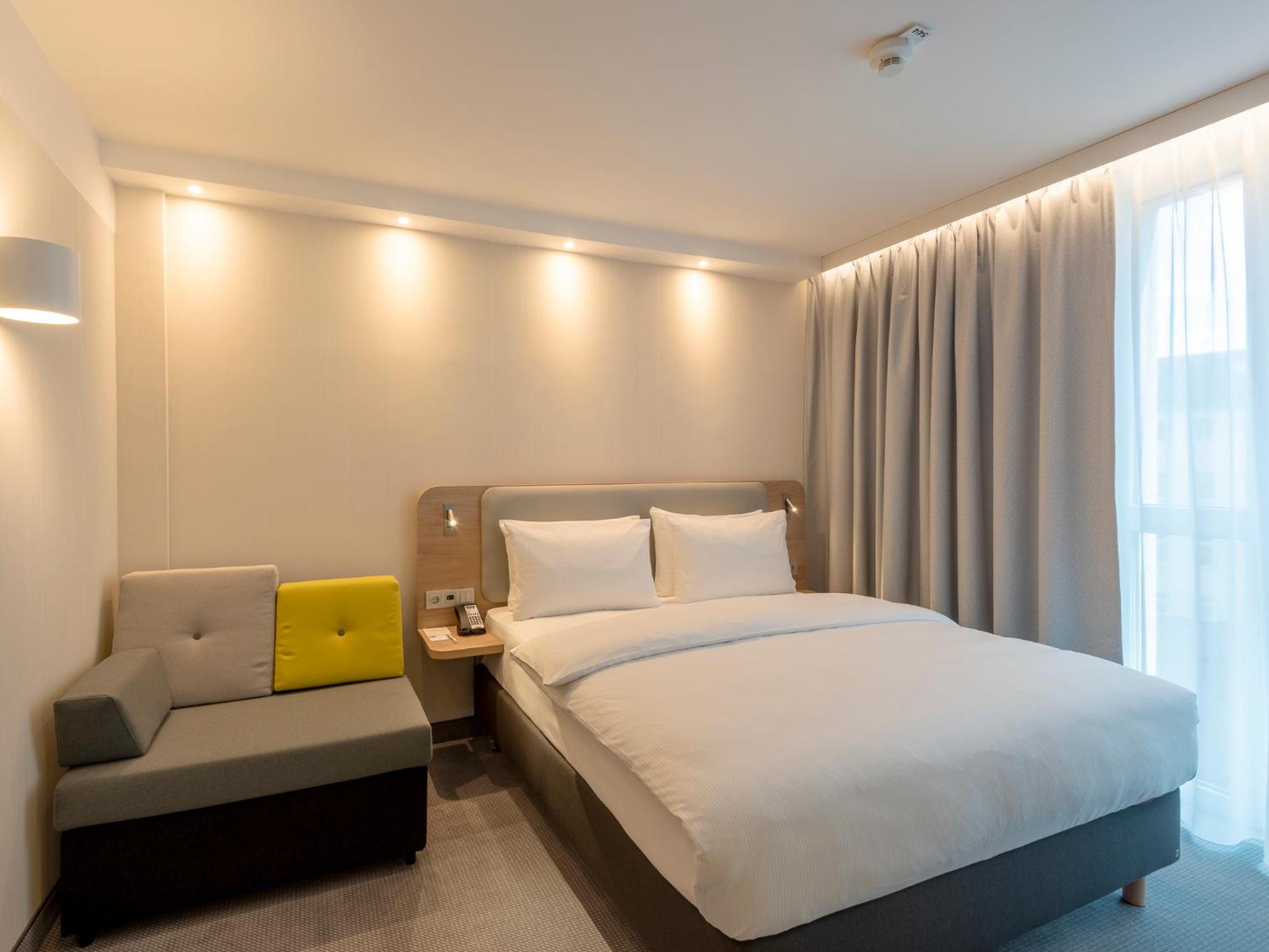 Standard Queen Room with Sofa Bed - Non-Smoking - Photo 1
