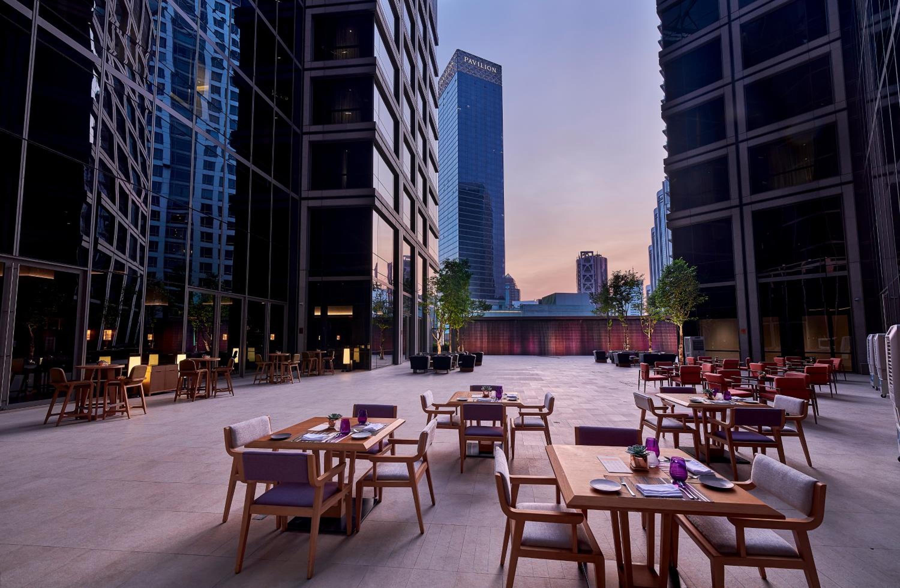 Courtyard Oasis King photo 3