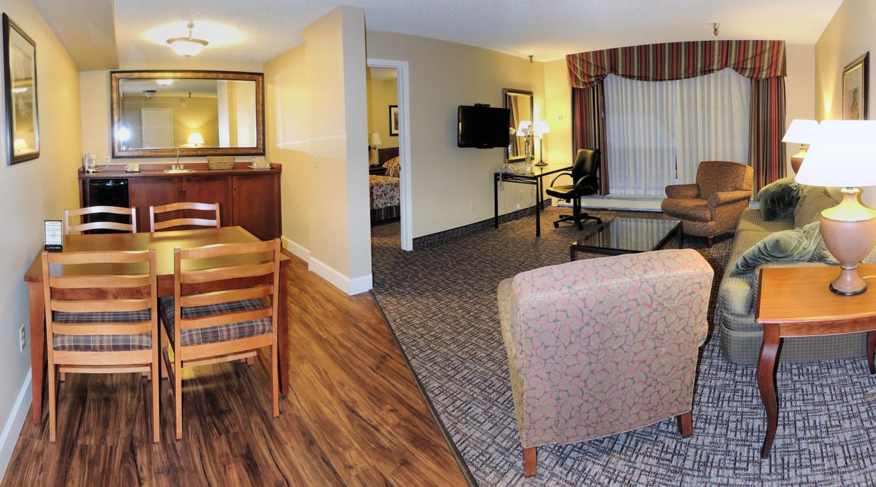 One-Bedroom King Suite with Water View - Non-Smoking - Photo 1