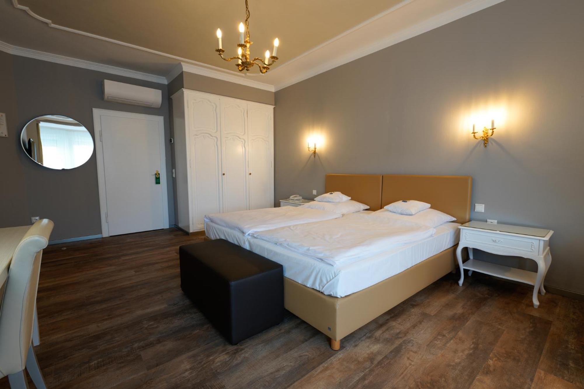 Deluxe Double Room - Photo 9