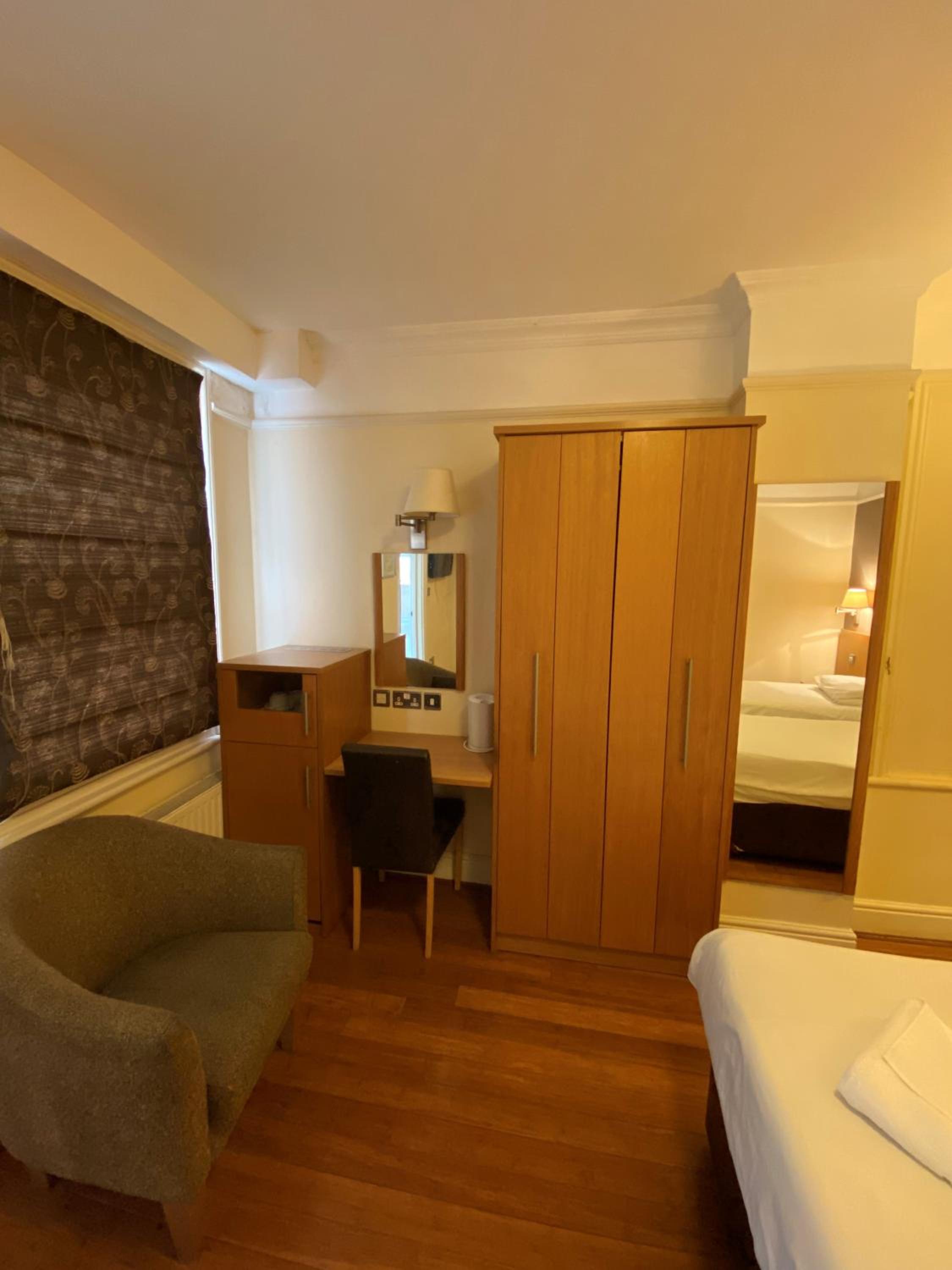 Twin Room - Photo 2