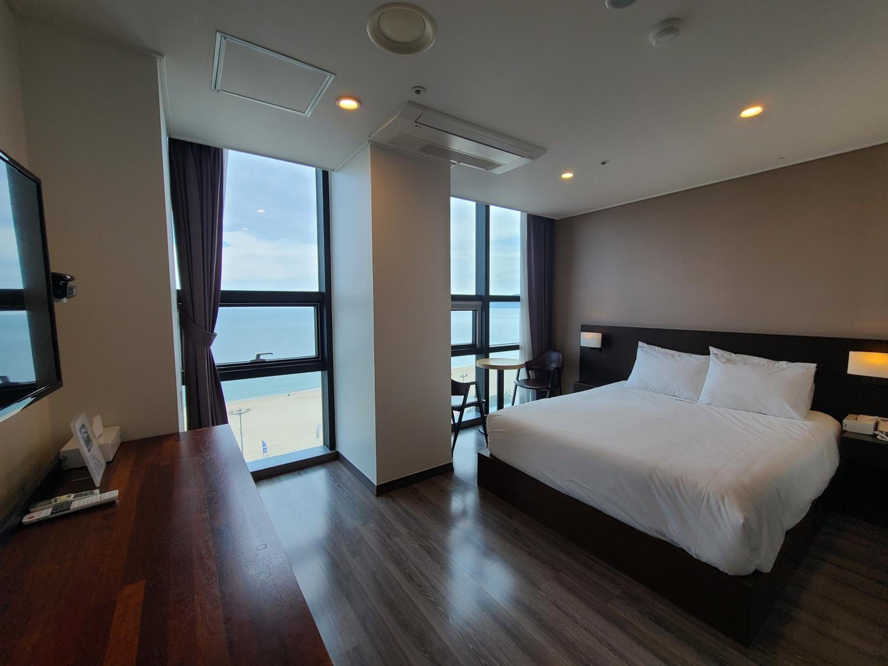 Standard Double Room with Ocean View - Photo 3