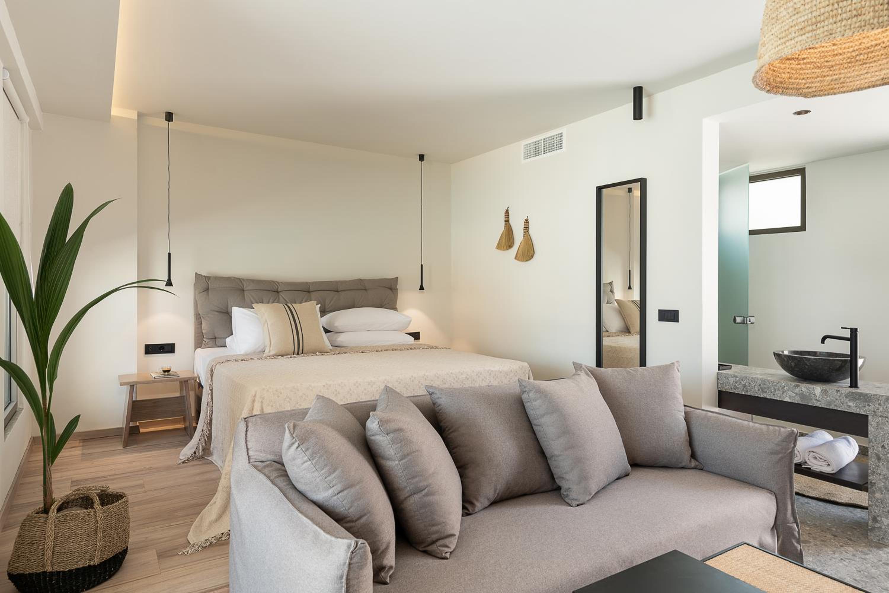 Deluxe Double Room (2 Adults + 1 Child)