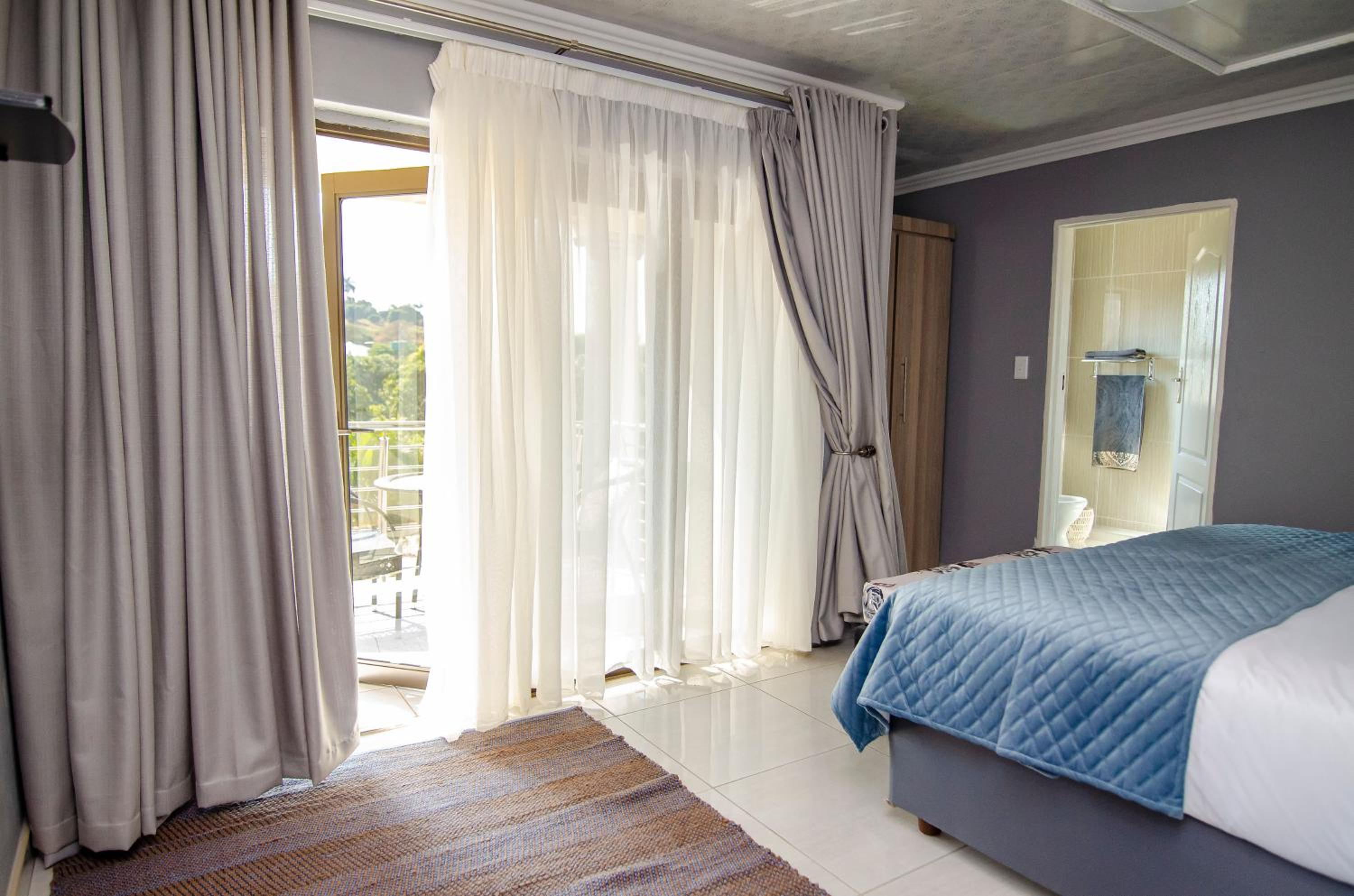 Premium King Room - Photo 8