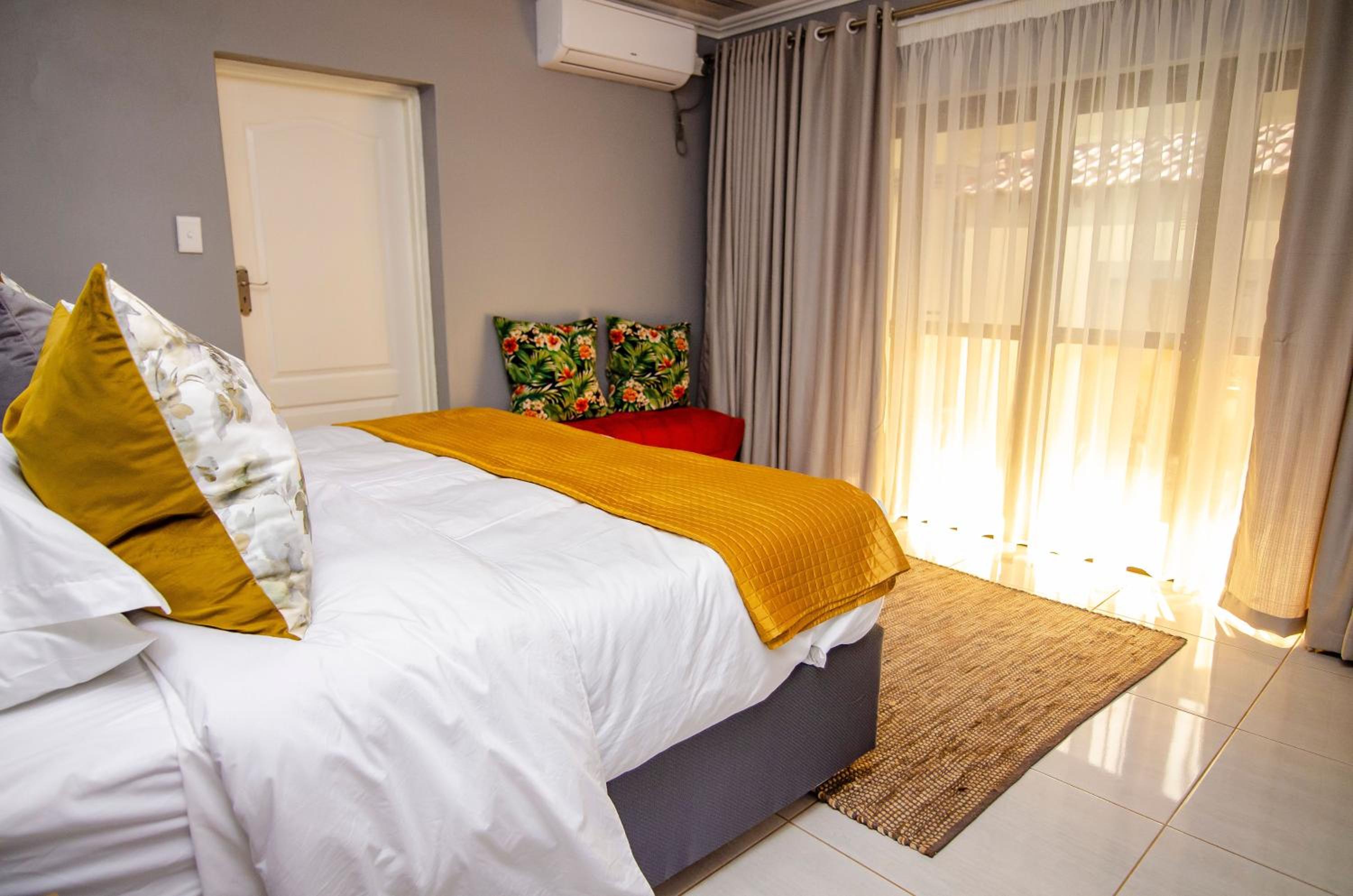 Executive Queen Room - Photo 8
