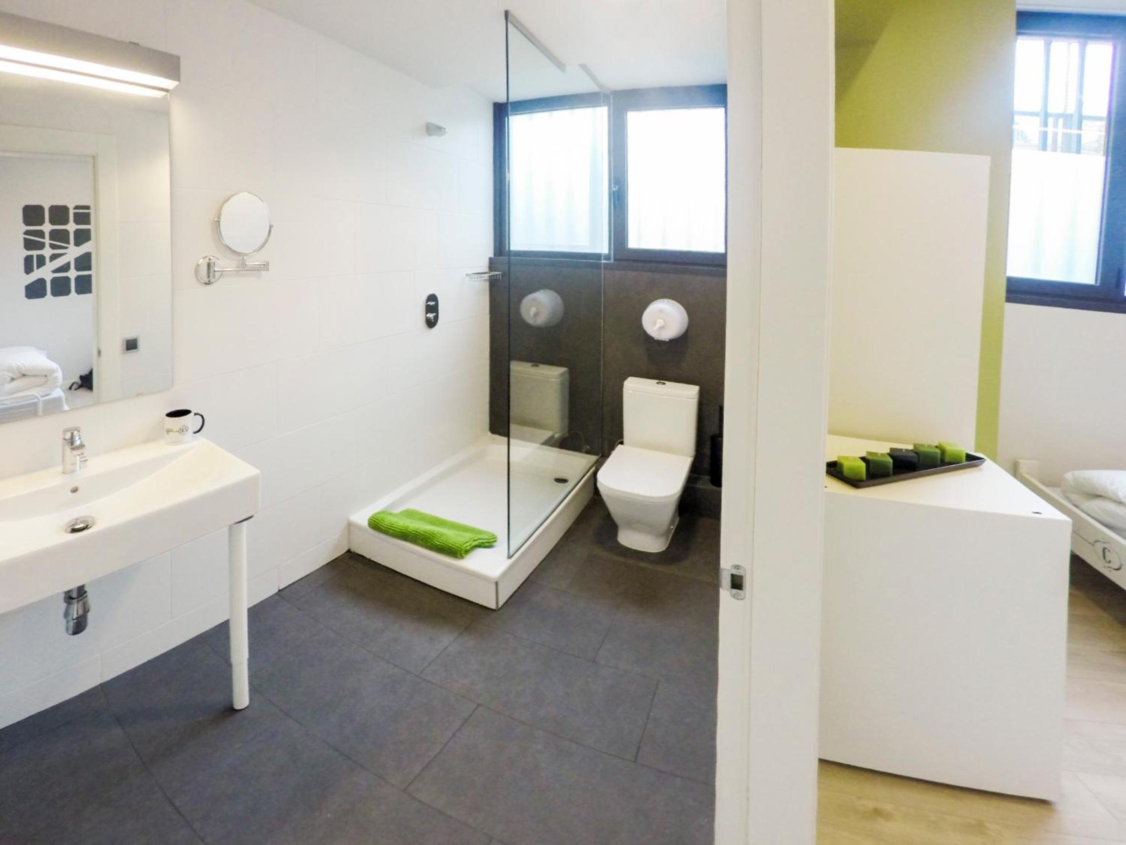 Twin Room with Private Bathroom photo 2
