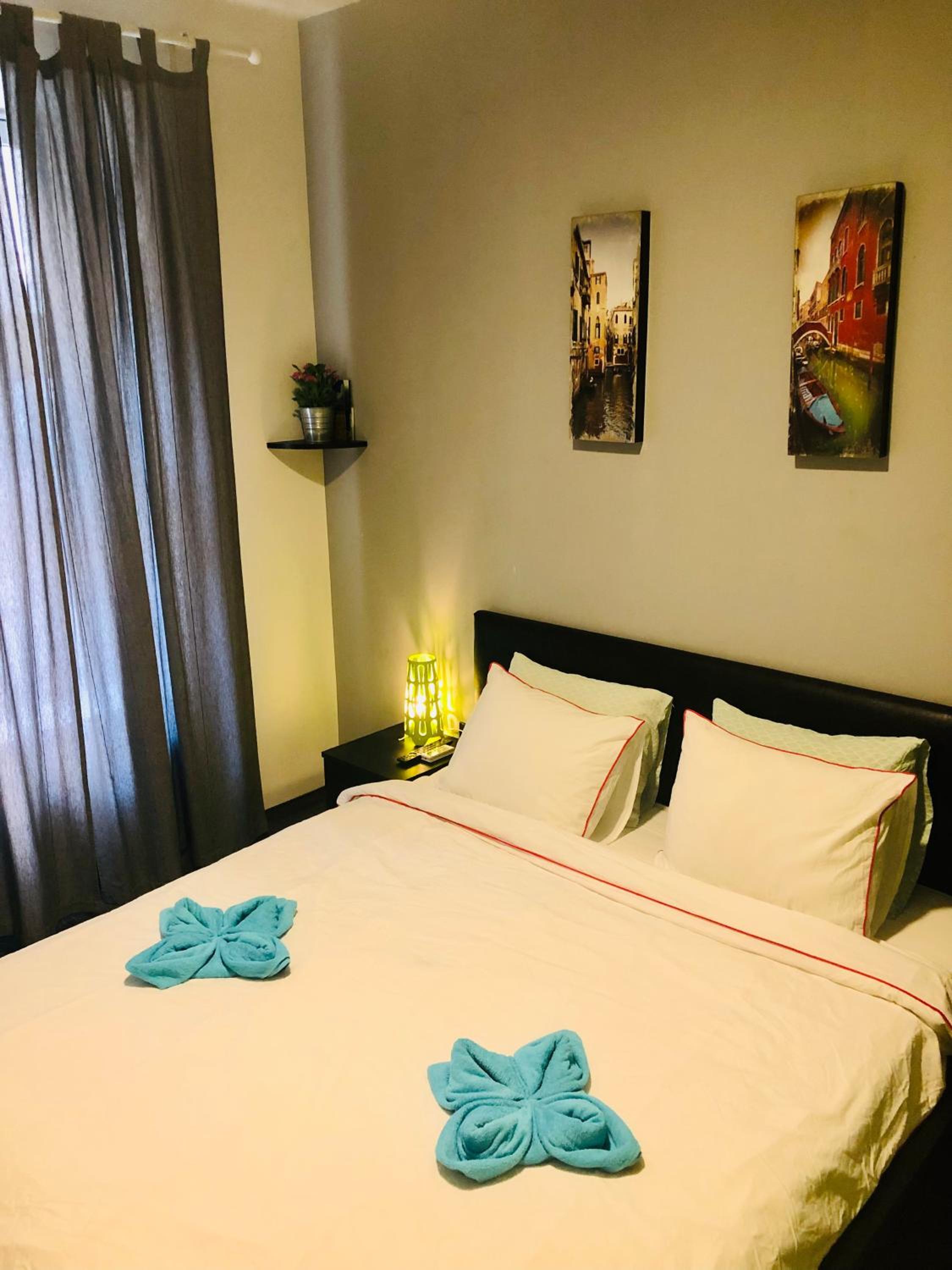 Deluxe King Room - Photo 8