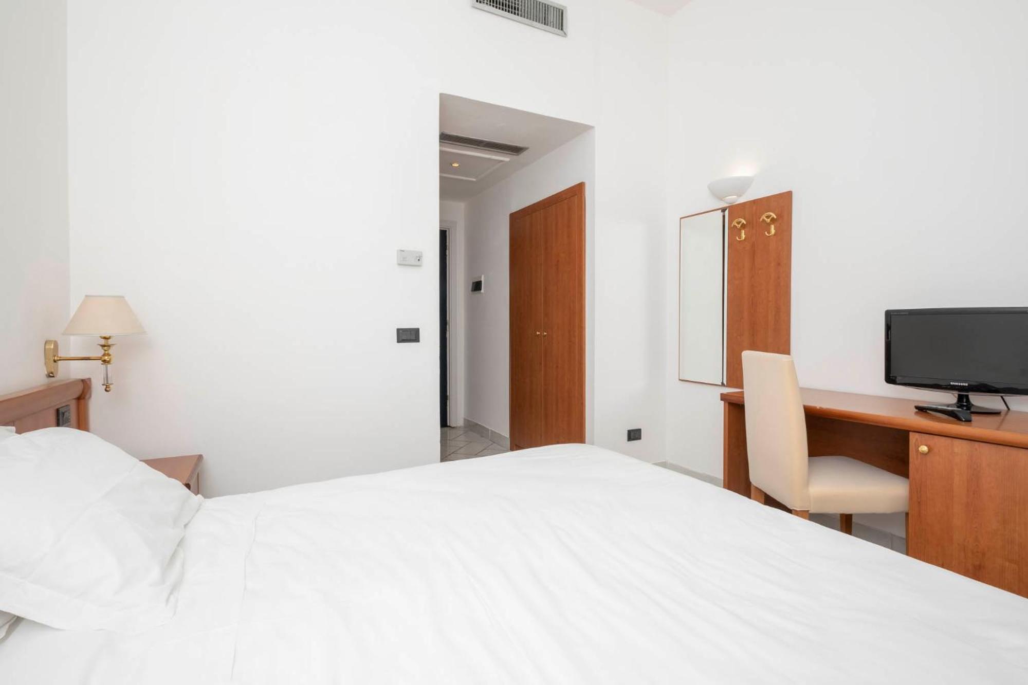 Standard Double Room - Photo 1