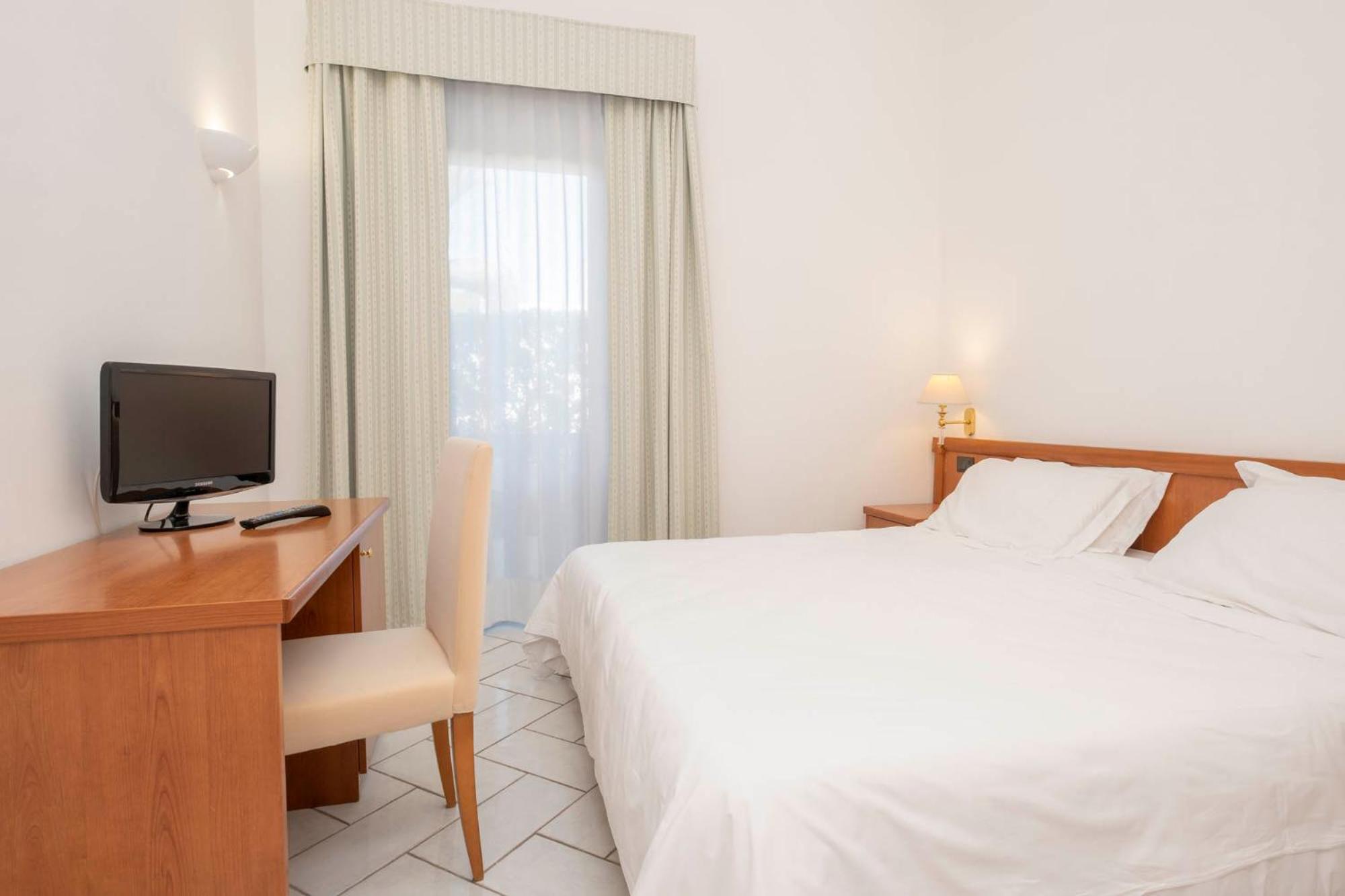 Standard Double Room - Photo 10
