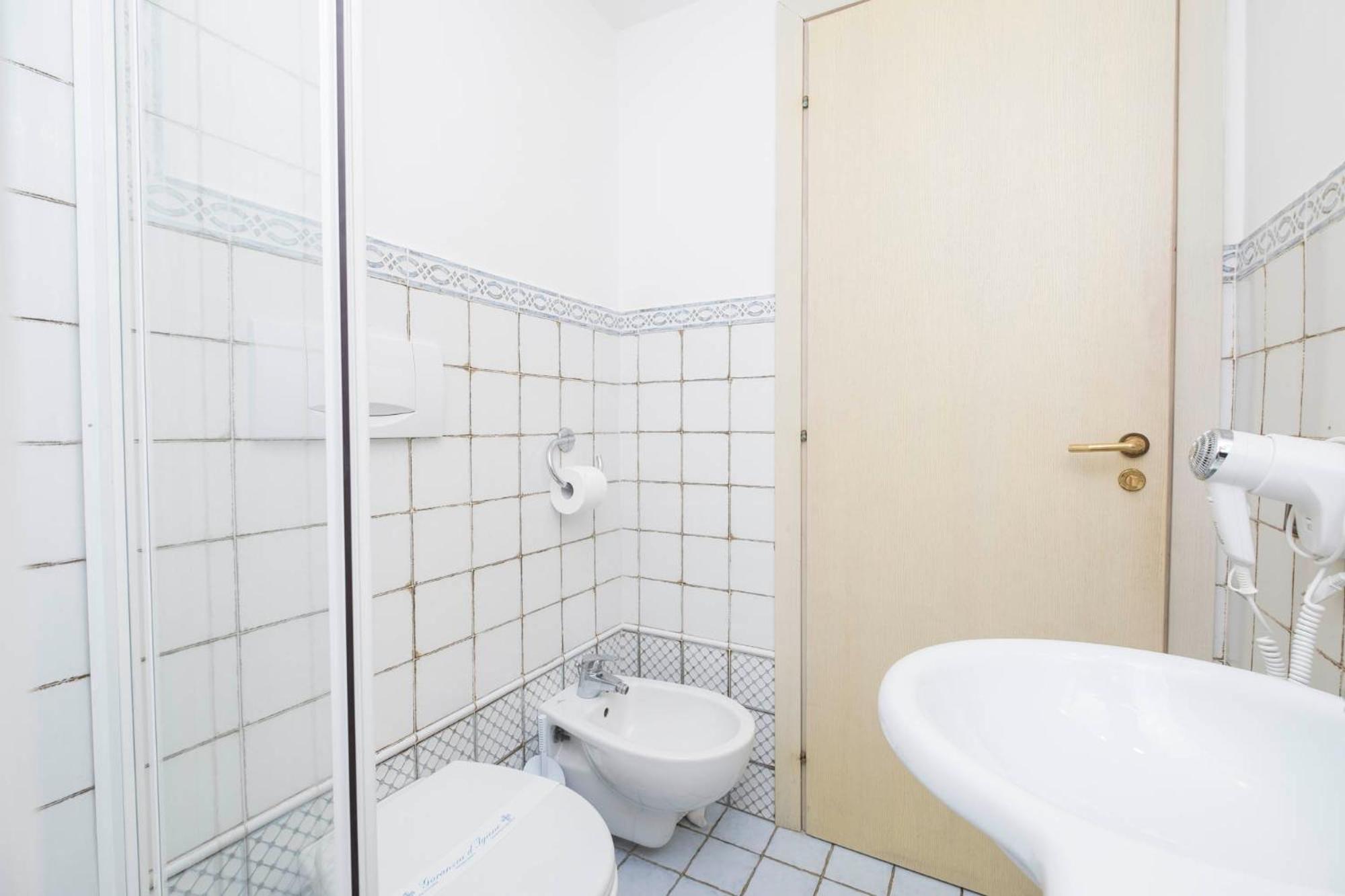 Standard Double Room - Photo 2
