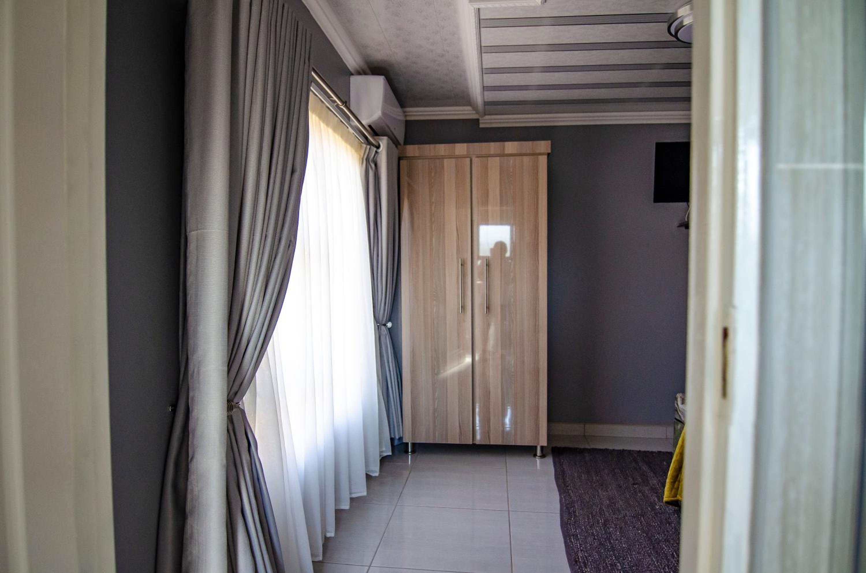 Executive Queen Room - Photo 10