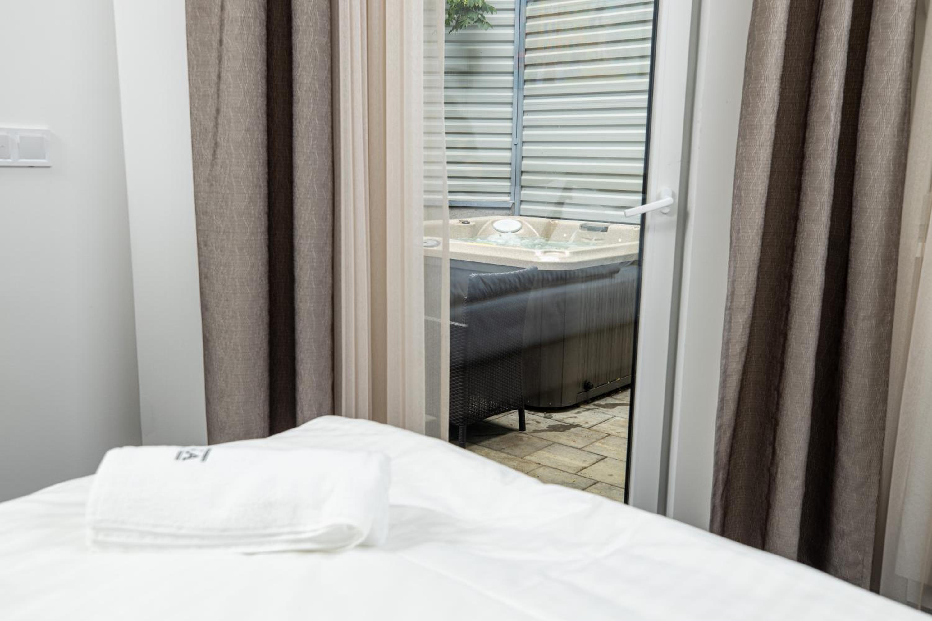 Deluxe Suite with Spa Bath - Photo 8