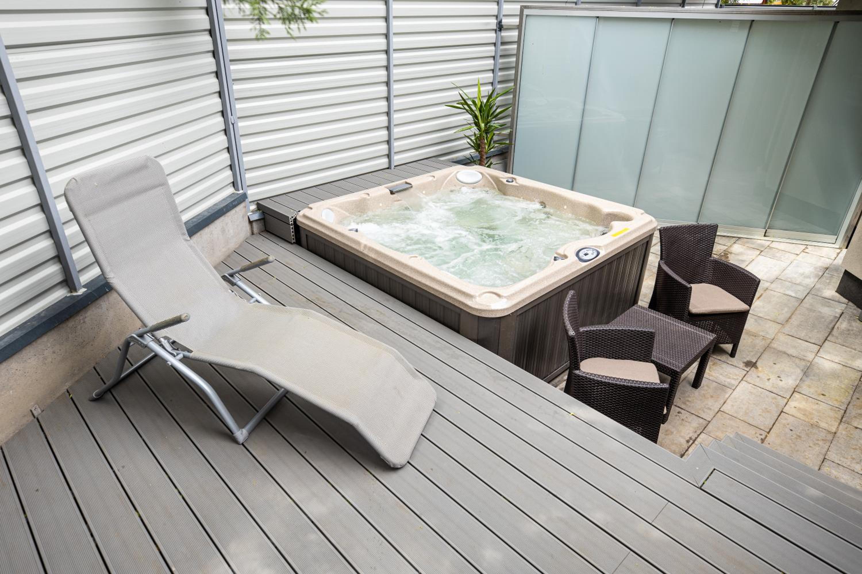 Deluxe Suite with Spa Bath - Photo 10