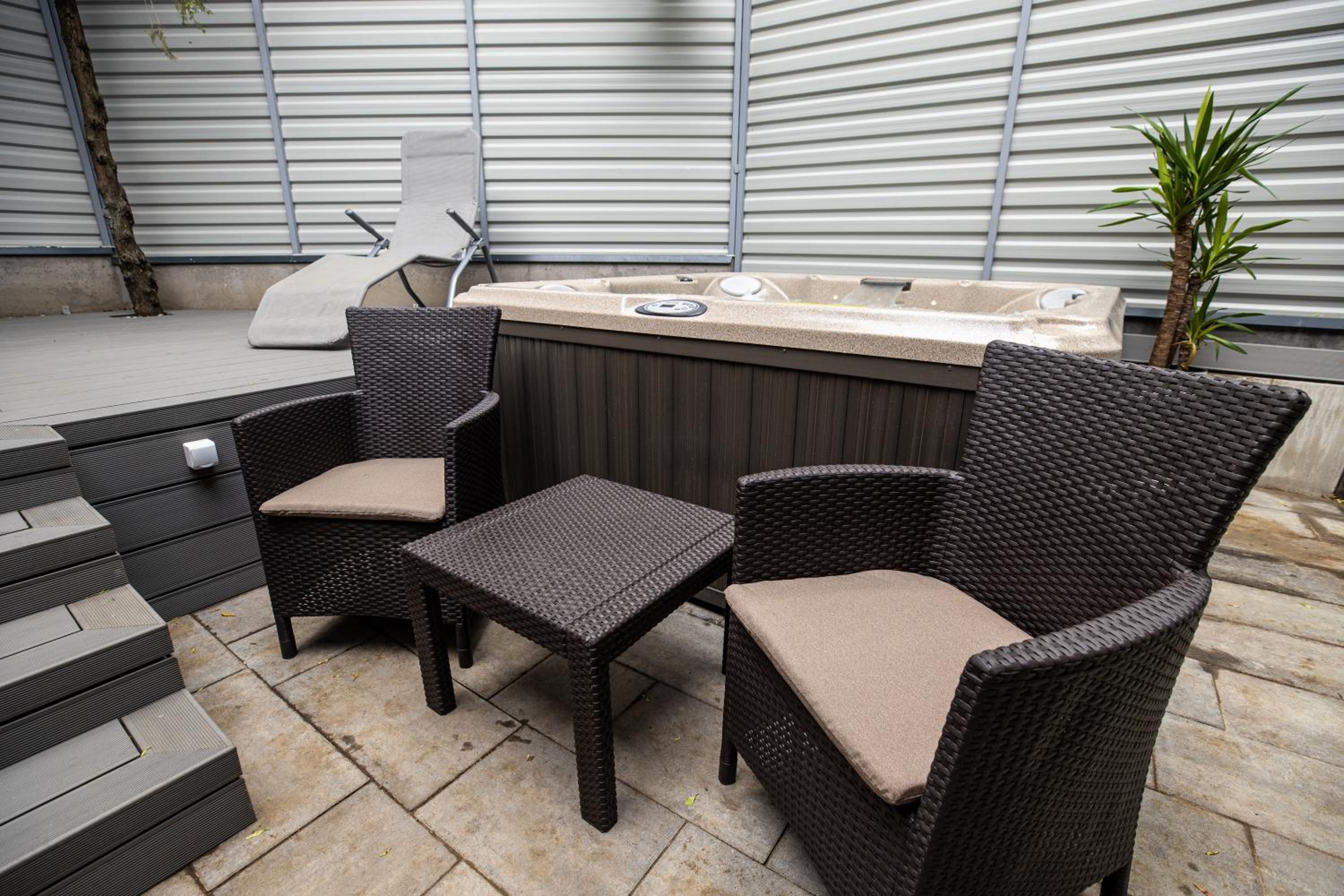 Deluxe Suite with Spa Bath - Photo 2