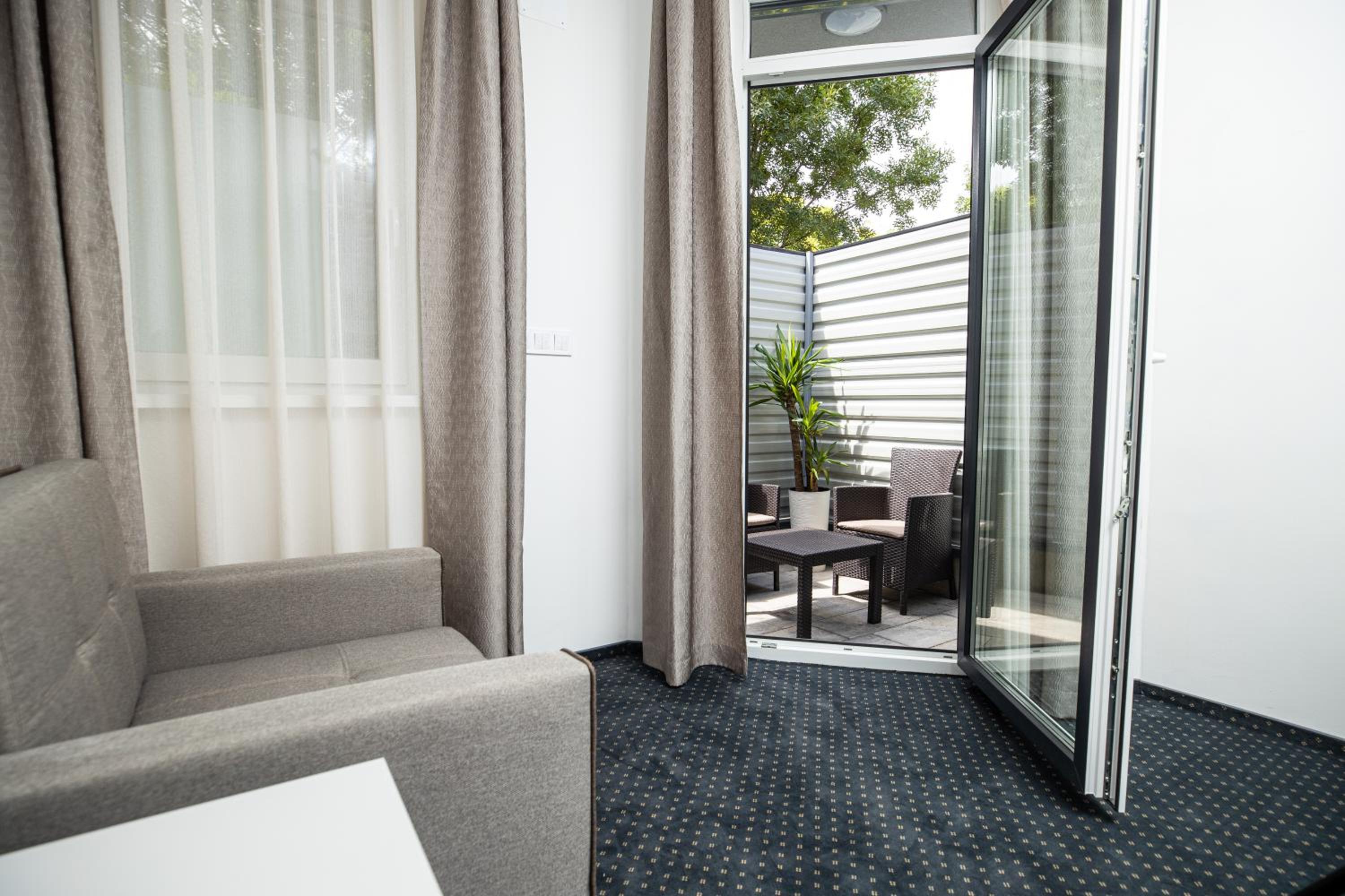 Double Room with Patio - Photo 5