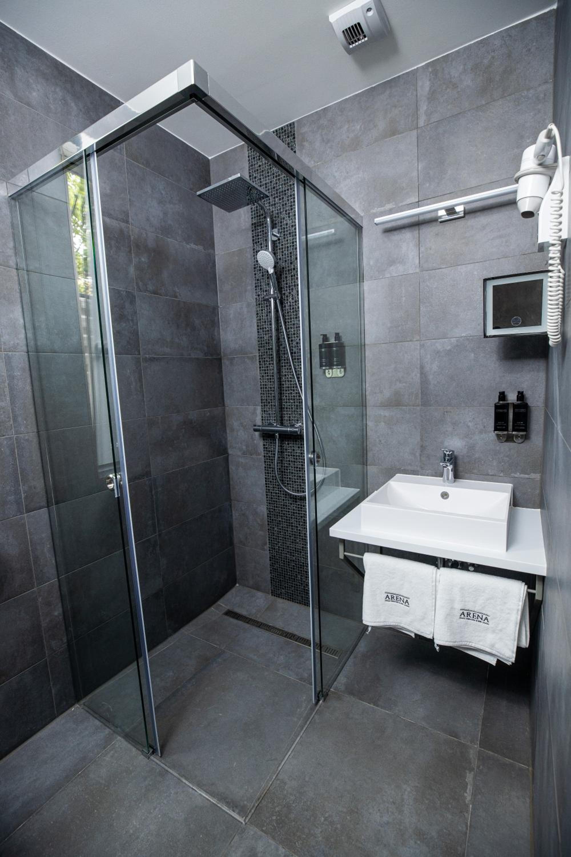 Deluxe Suite with Spa Bath - Photo 3